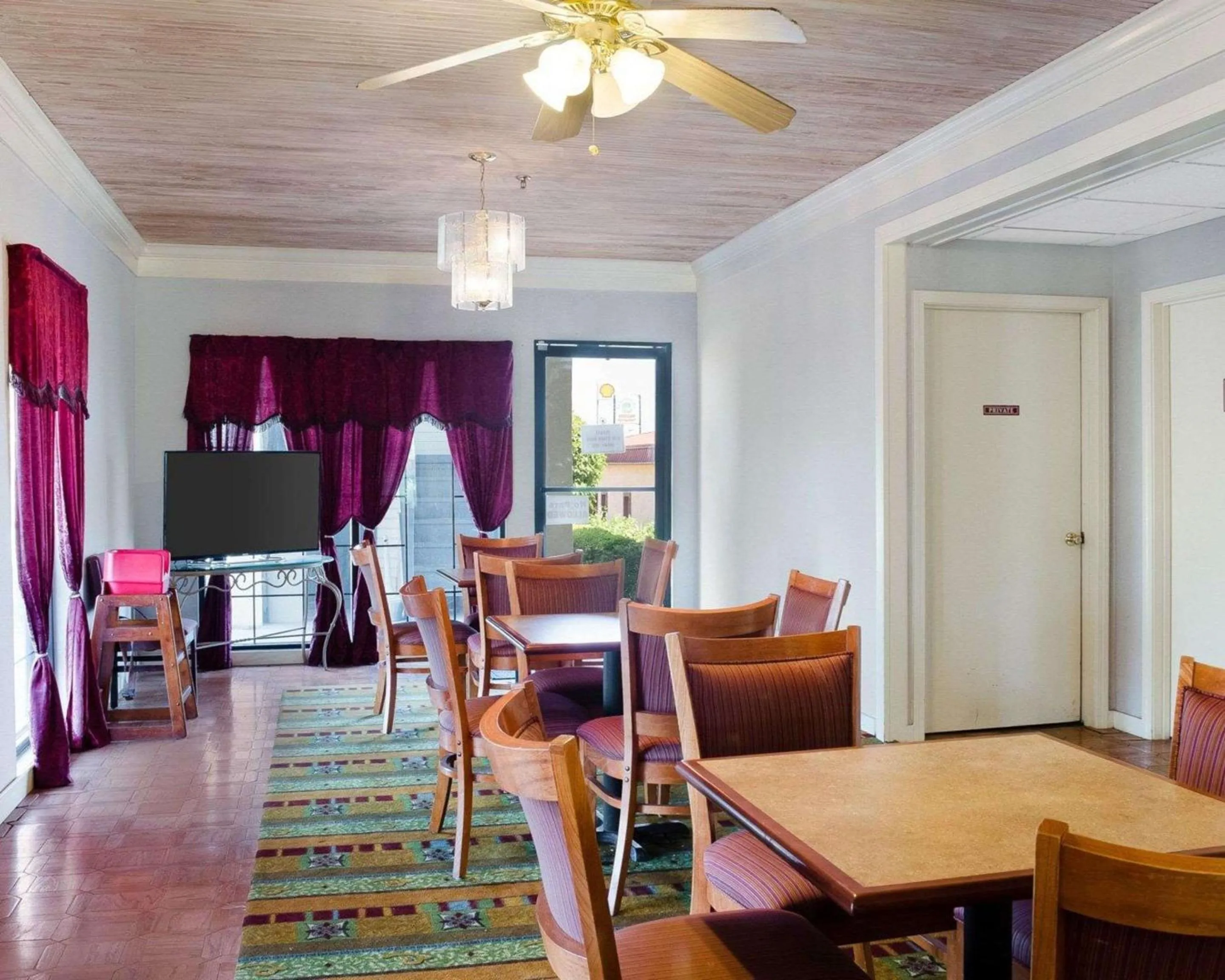 Restaurant/places to eat in Econo Lodge Canton I-55