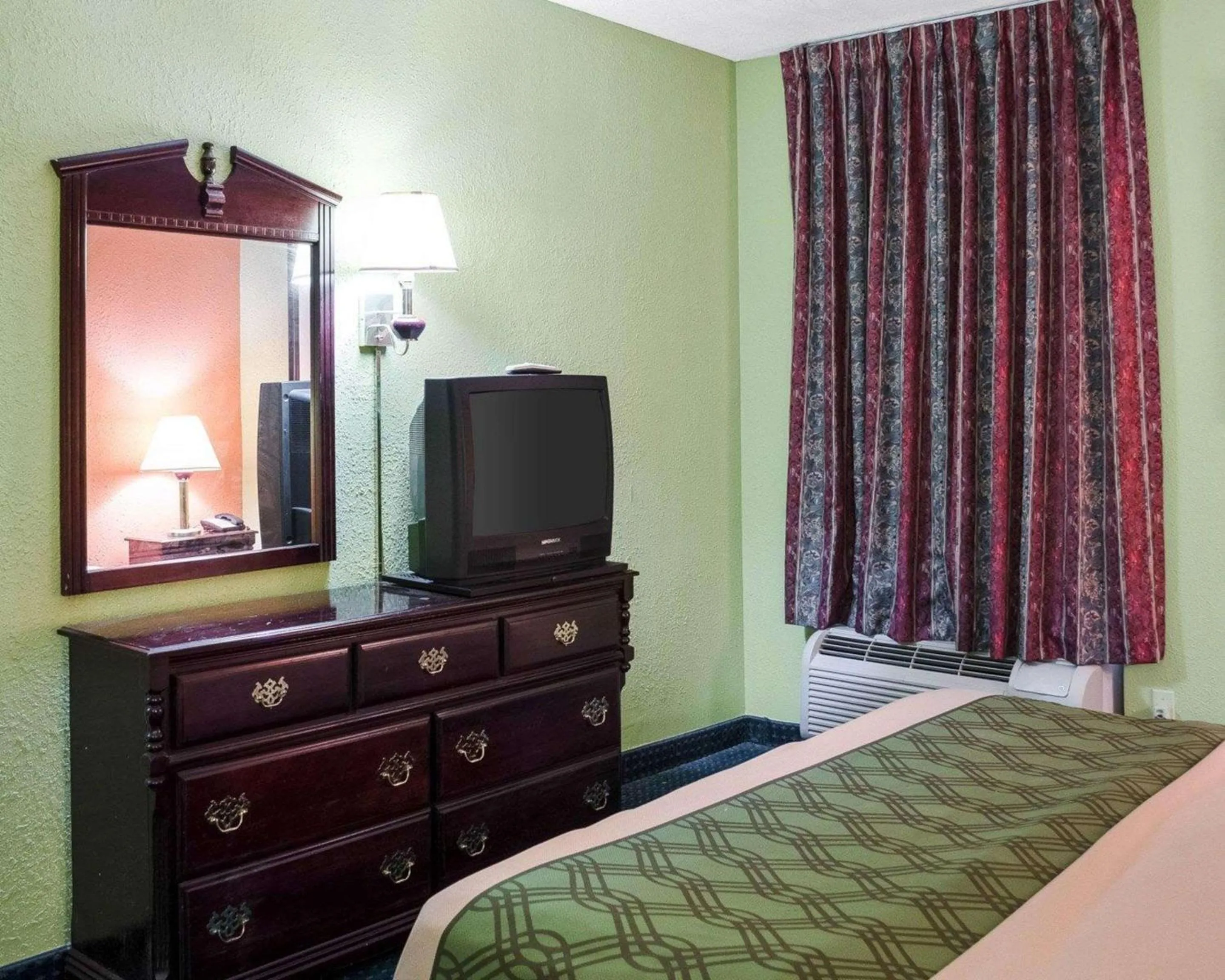 Photo of the whole room, Bed in Econo Lodge Canton I-55