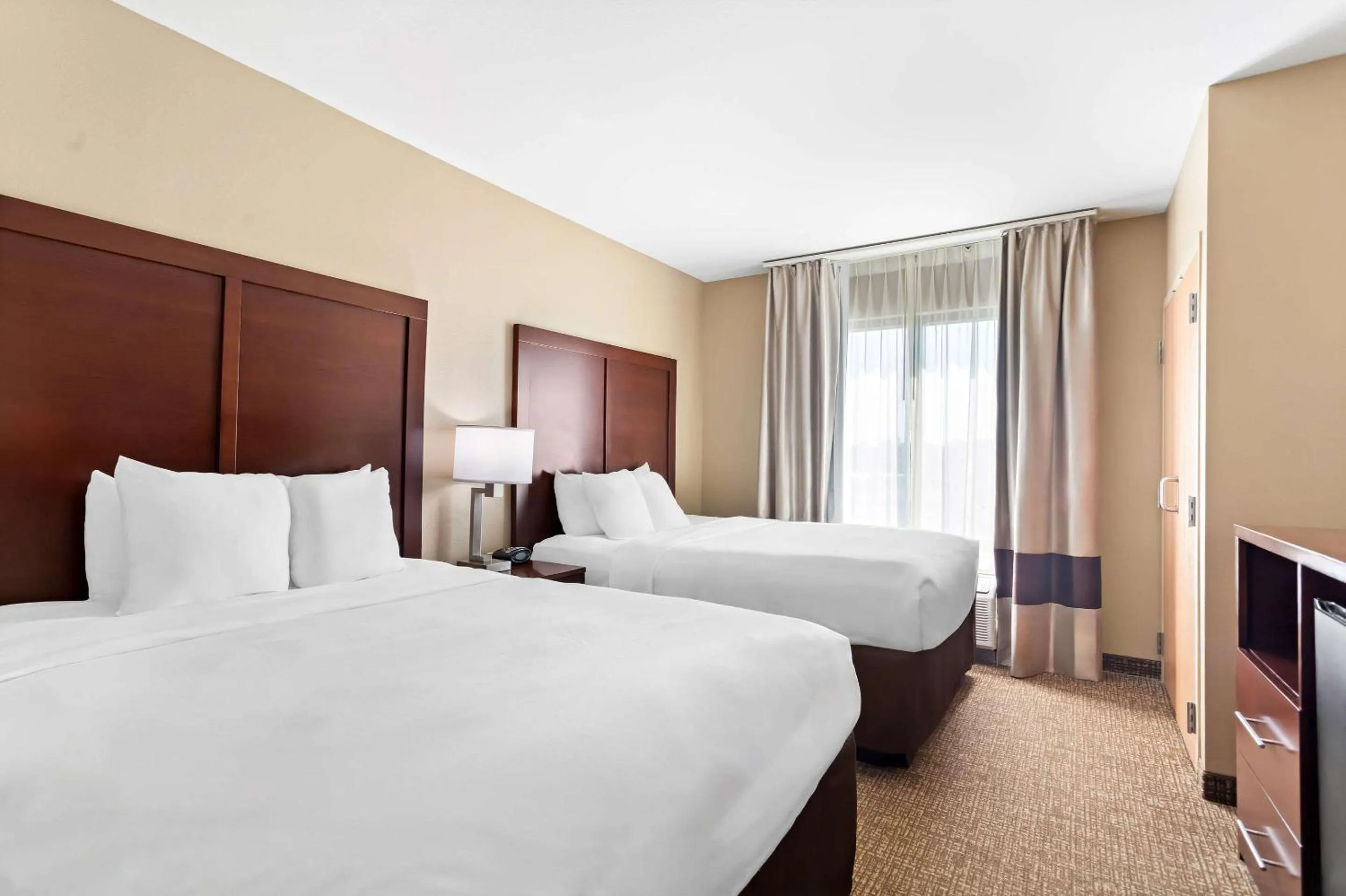 Bedroom, Bed in Comfort Suites