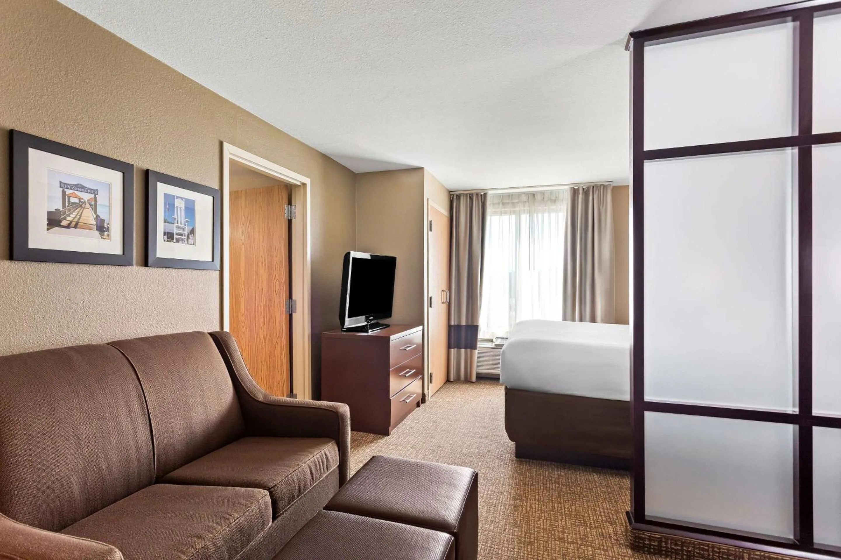 Bedroom, Bed in Comfort Suites
