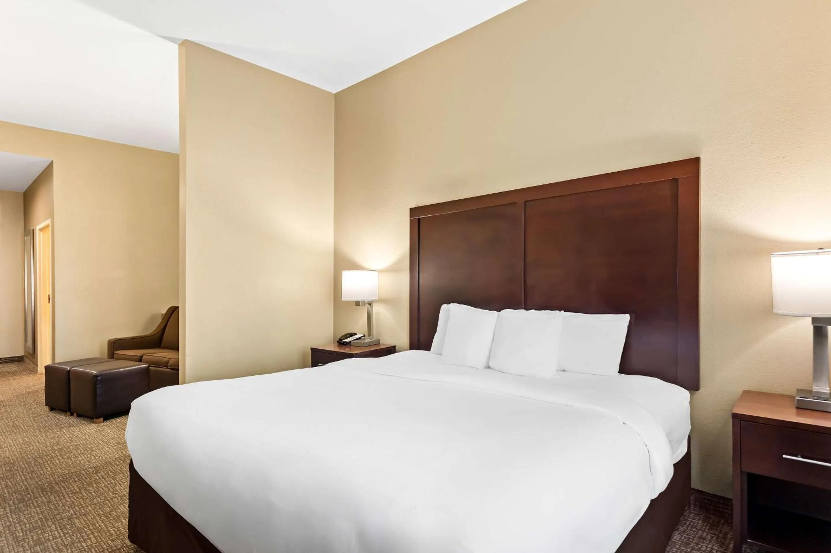 Bedroom, Bed in Comfort Suites