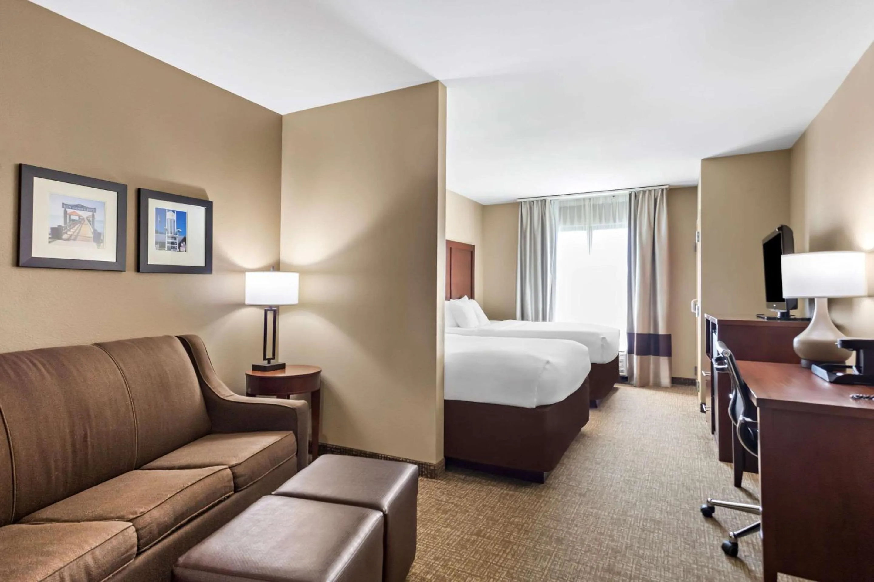 Bedroom, Bed in Comfort Suites