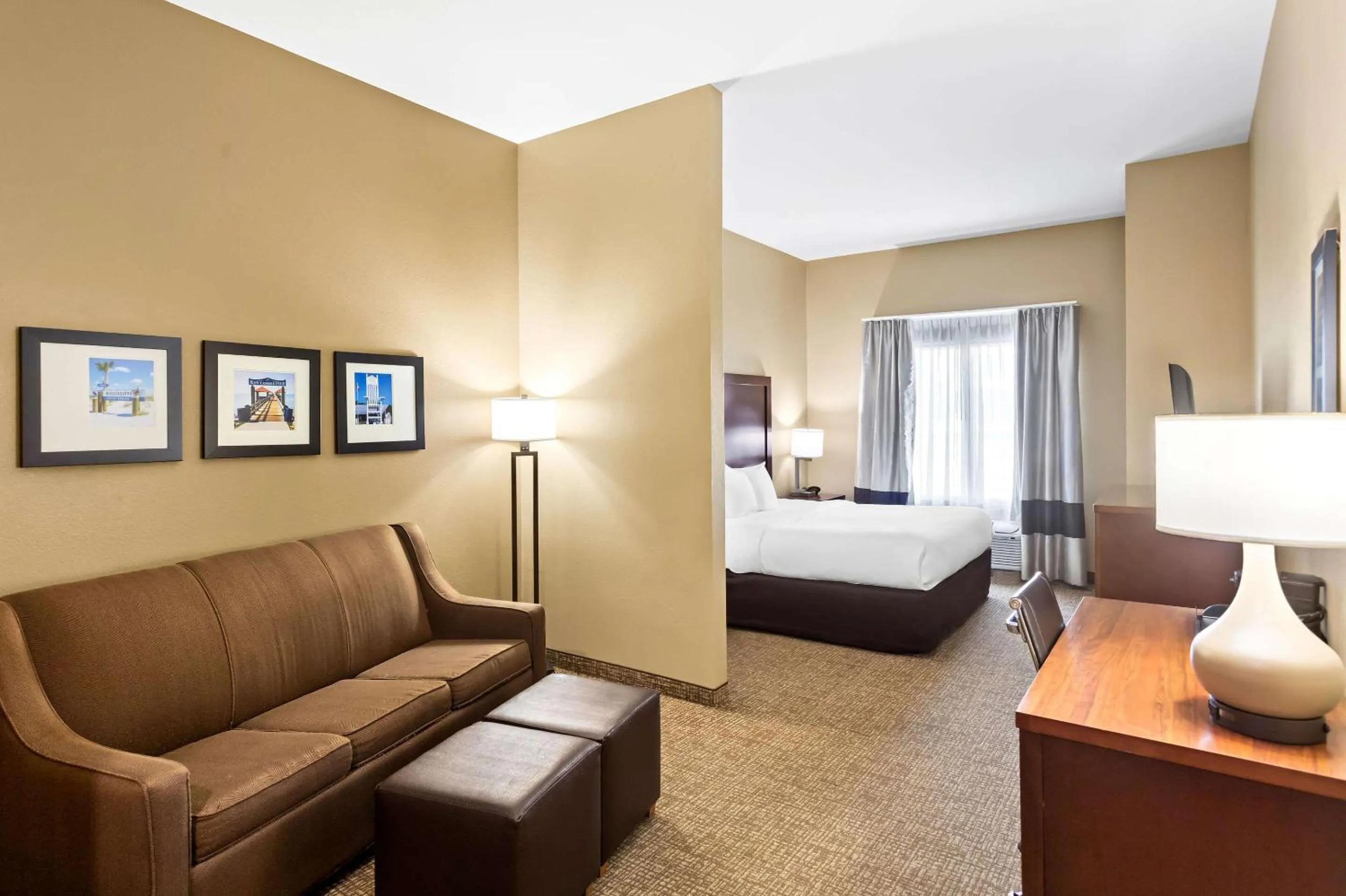 Bedroom, Bed in Comfort Suites