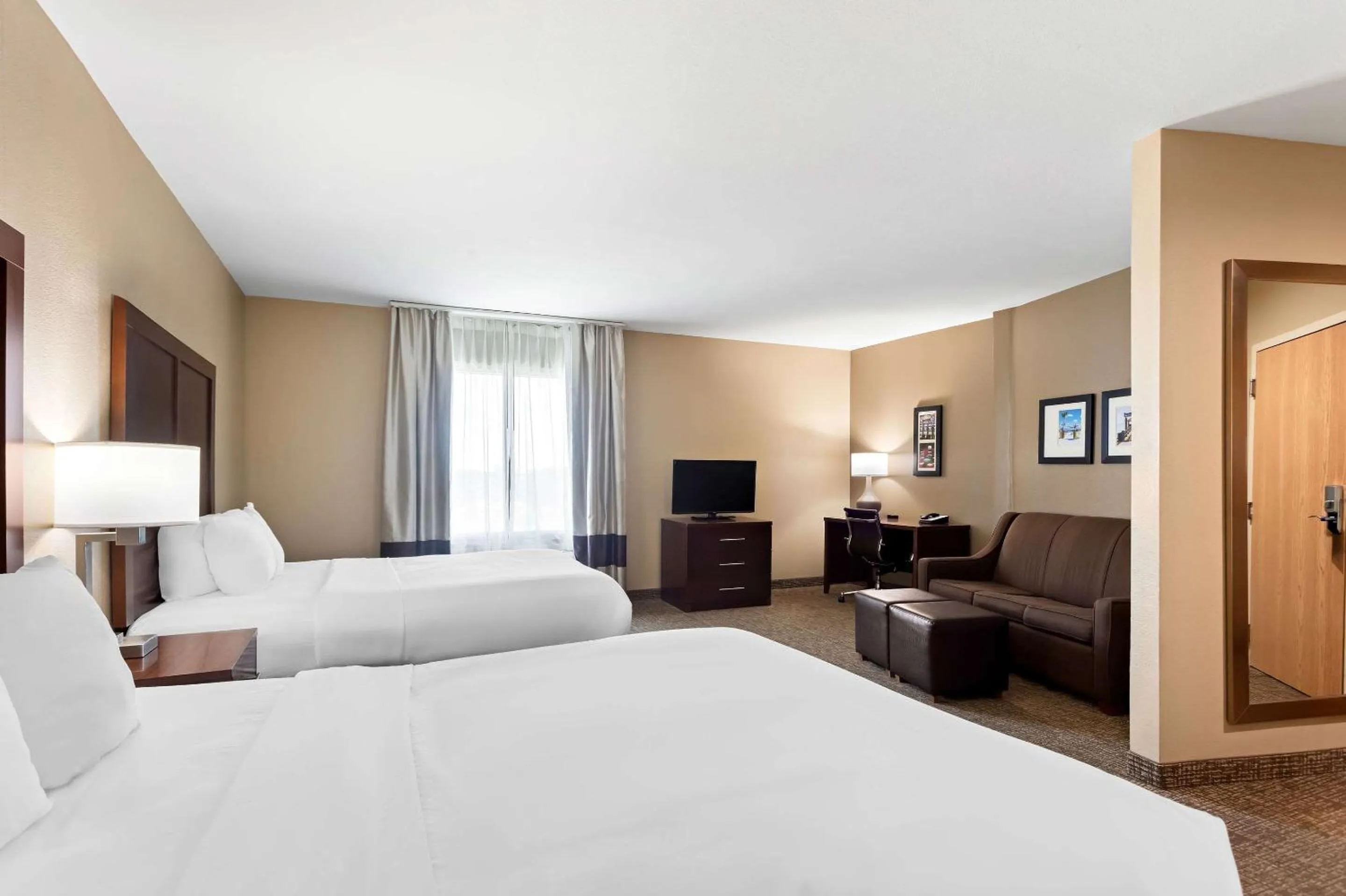 Bedroom, Bed in Comfort Suites