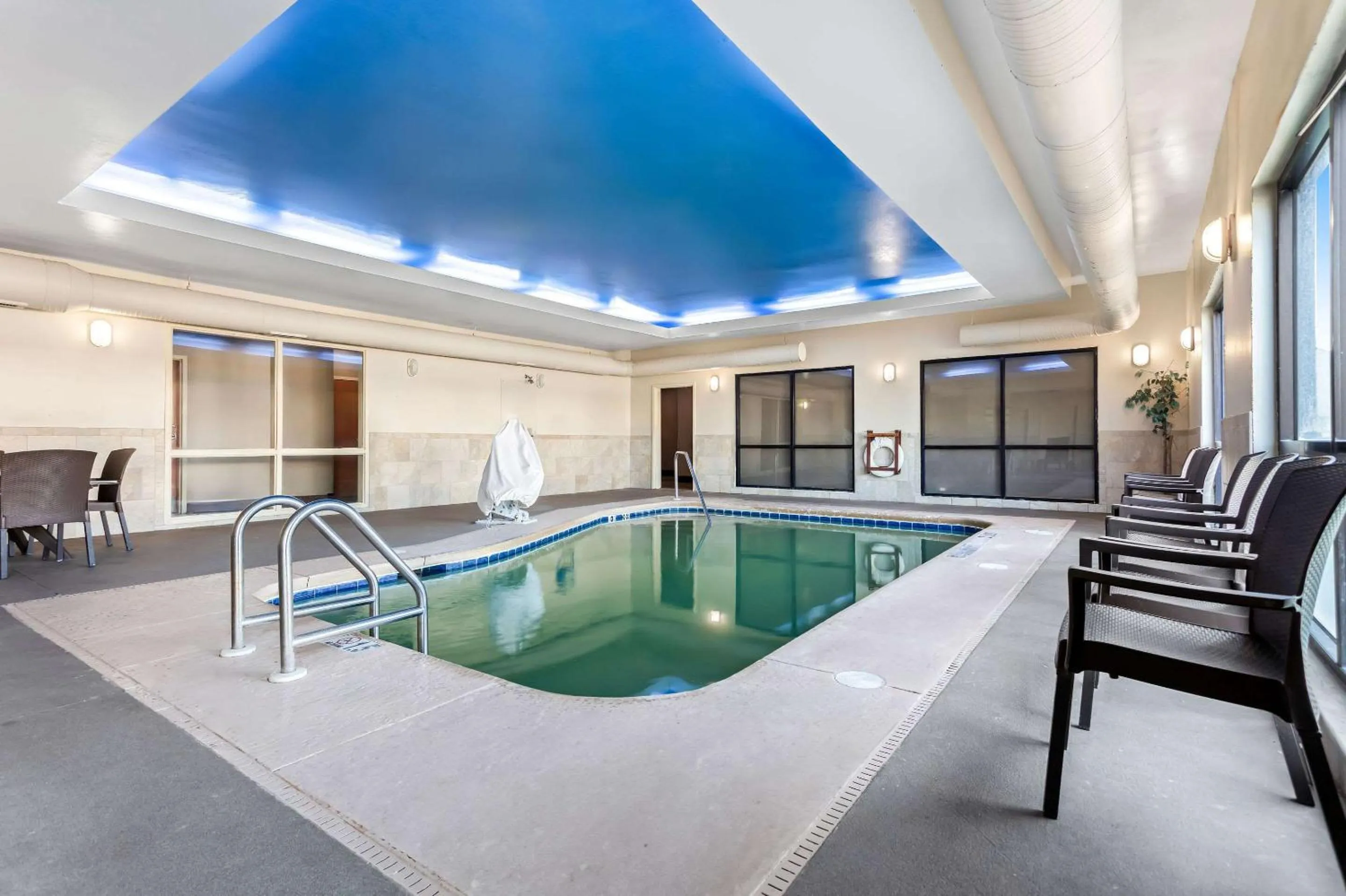 Swimming pool in Comfort Suites