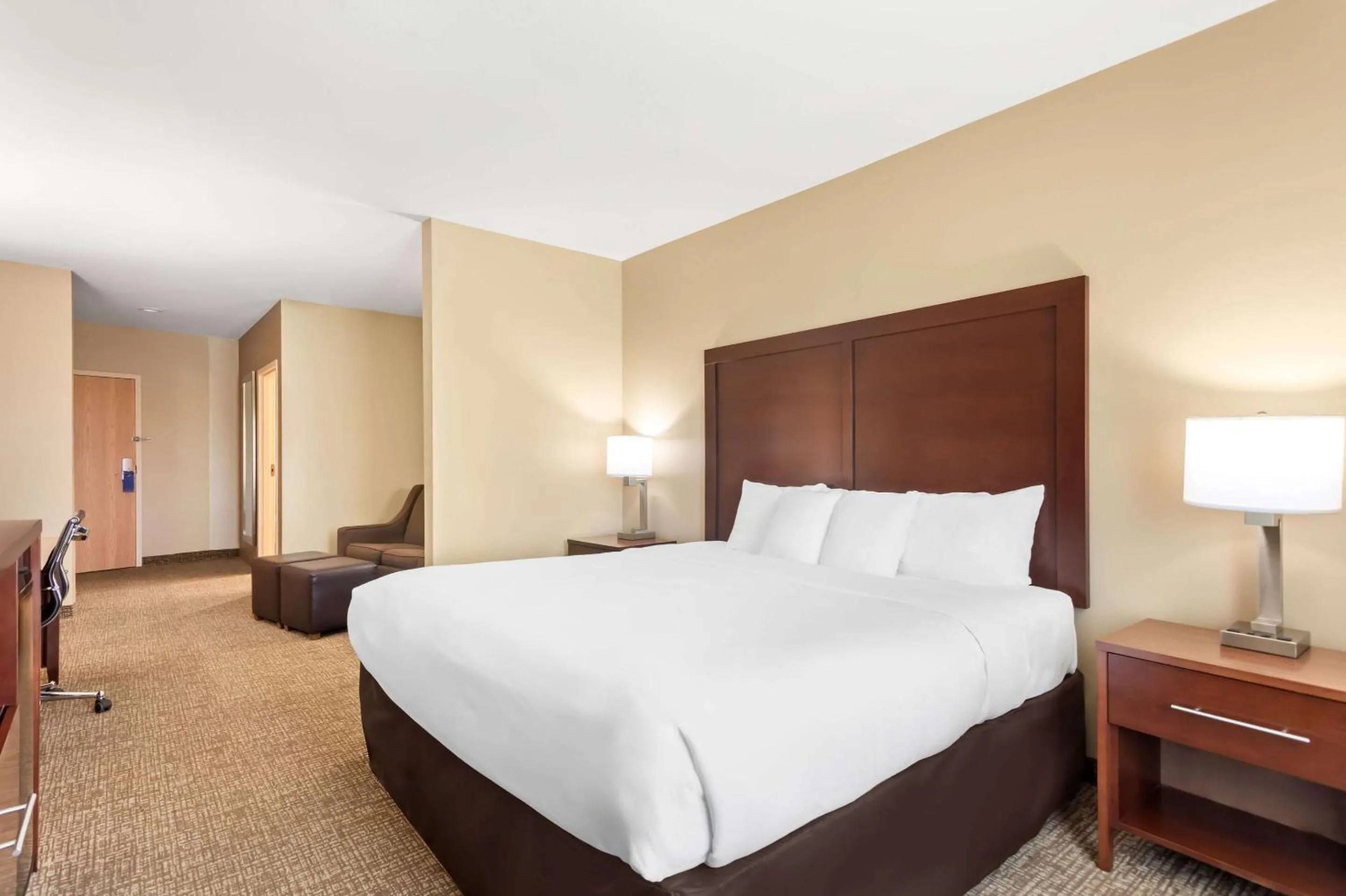 Bedroom, Bed in Comfort Suites