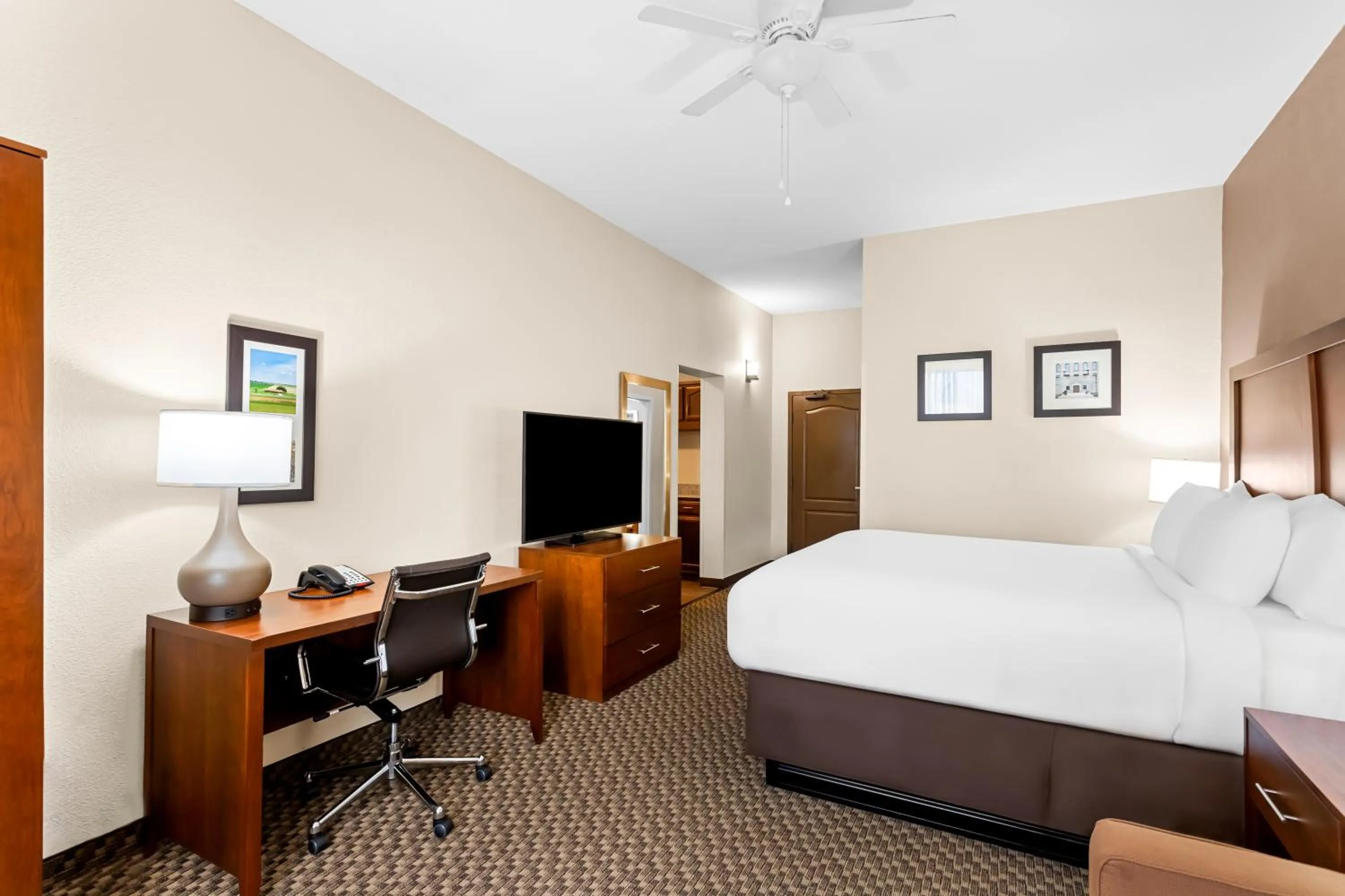 Seating area, Bed in Comfort Inn & Suites Grenada