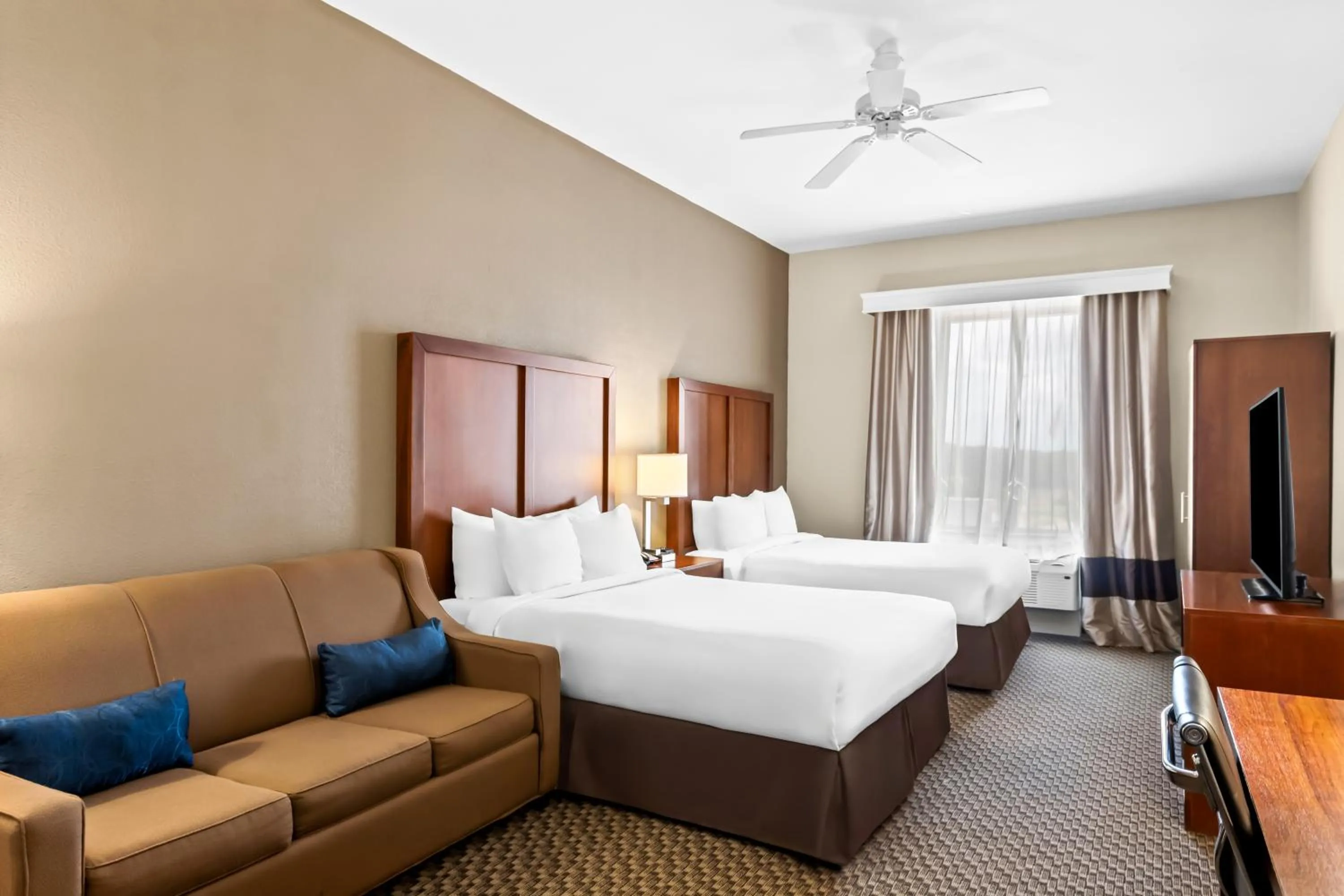 Seating area, Bed in Comfort Inn & Suites Grenada