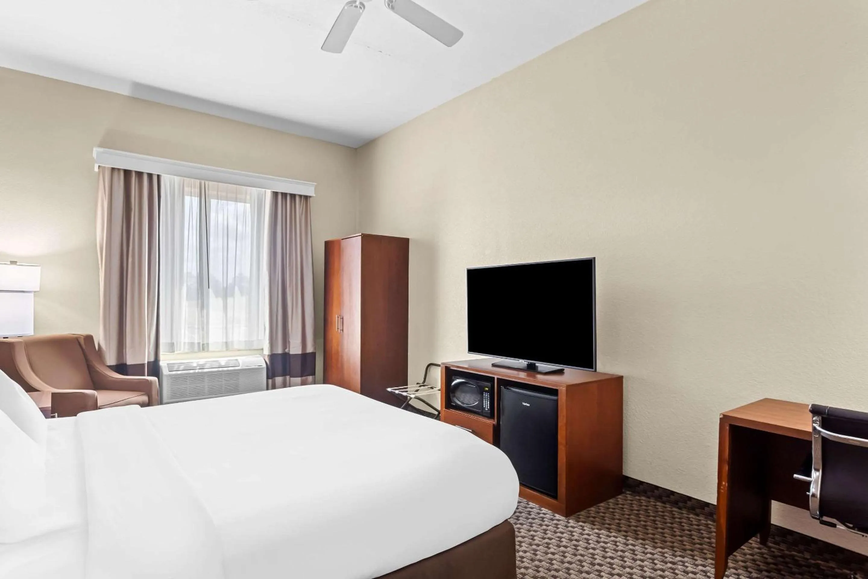 Bedroom, Bed in Comfort Inn & Suites Grenada