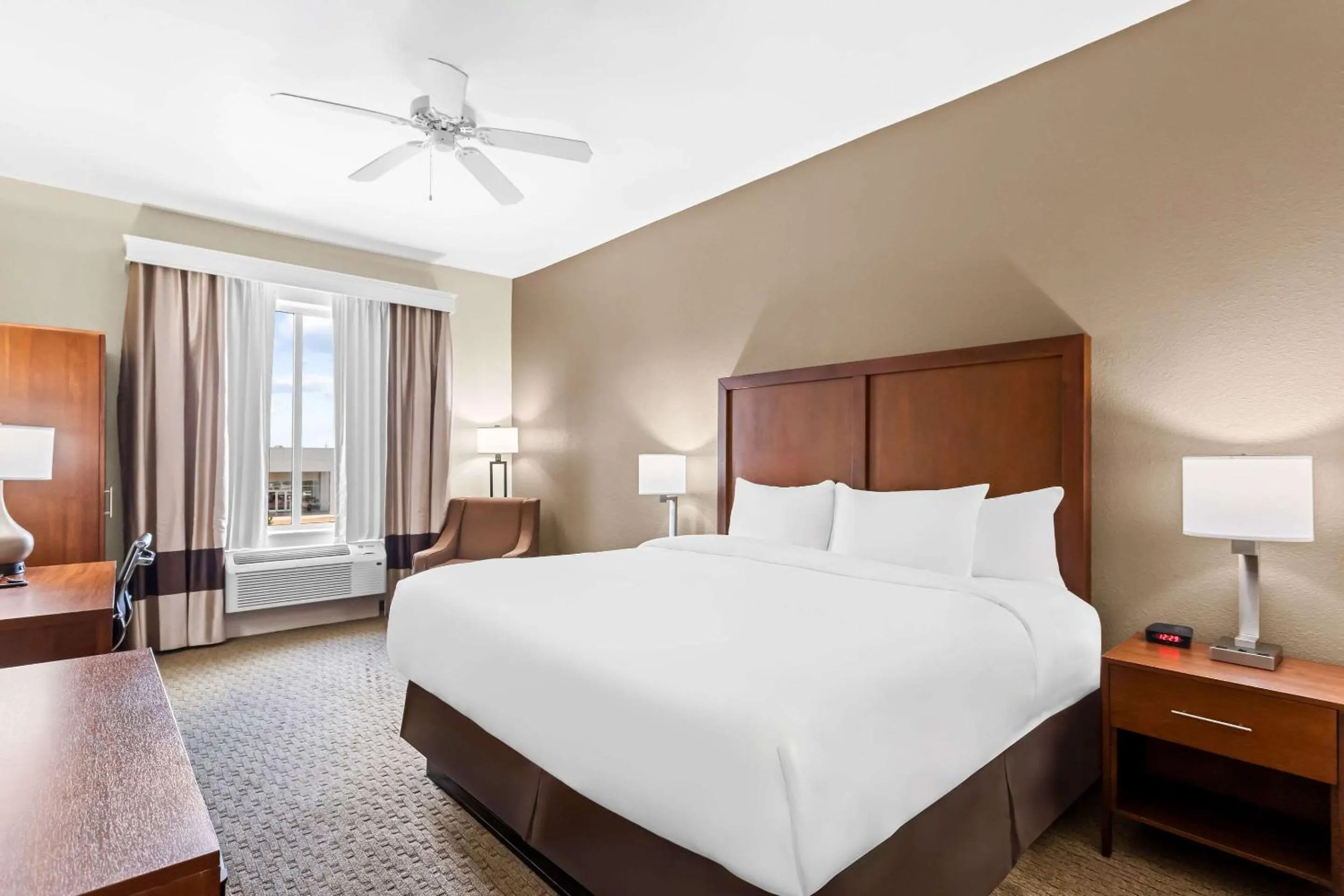 Bedroom, Bed in Comfort Inn & Suites Grenada