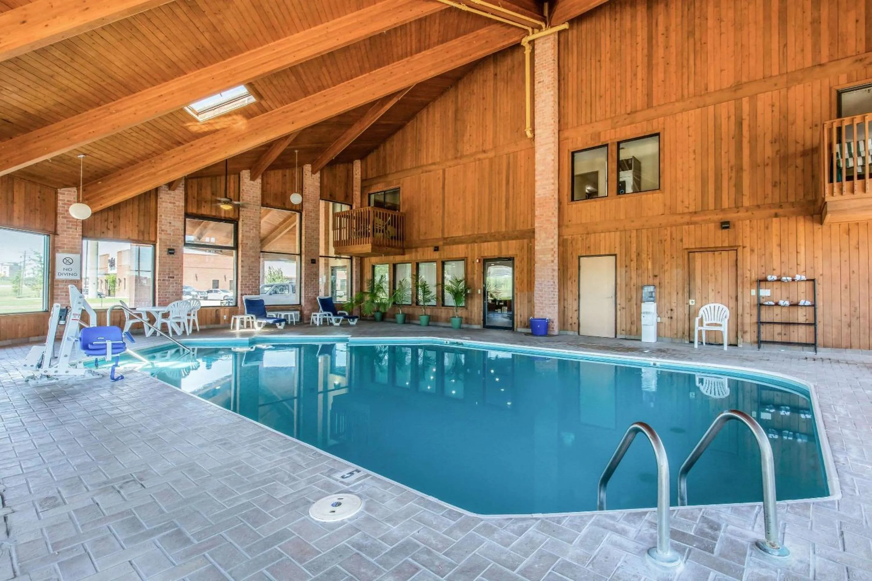 Swimming pool in Quality Inn