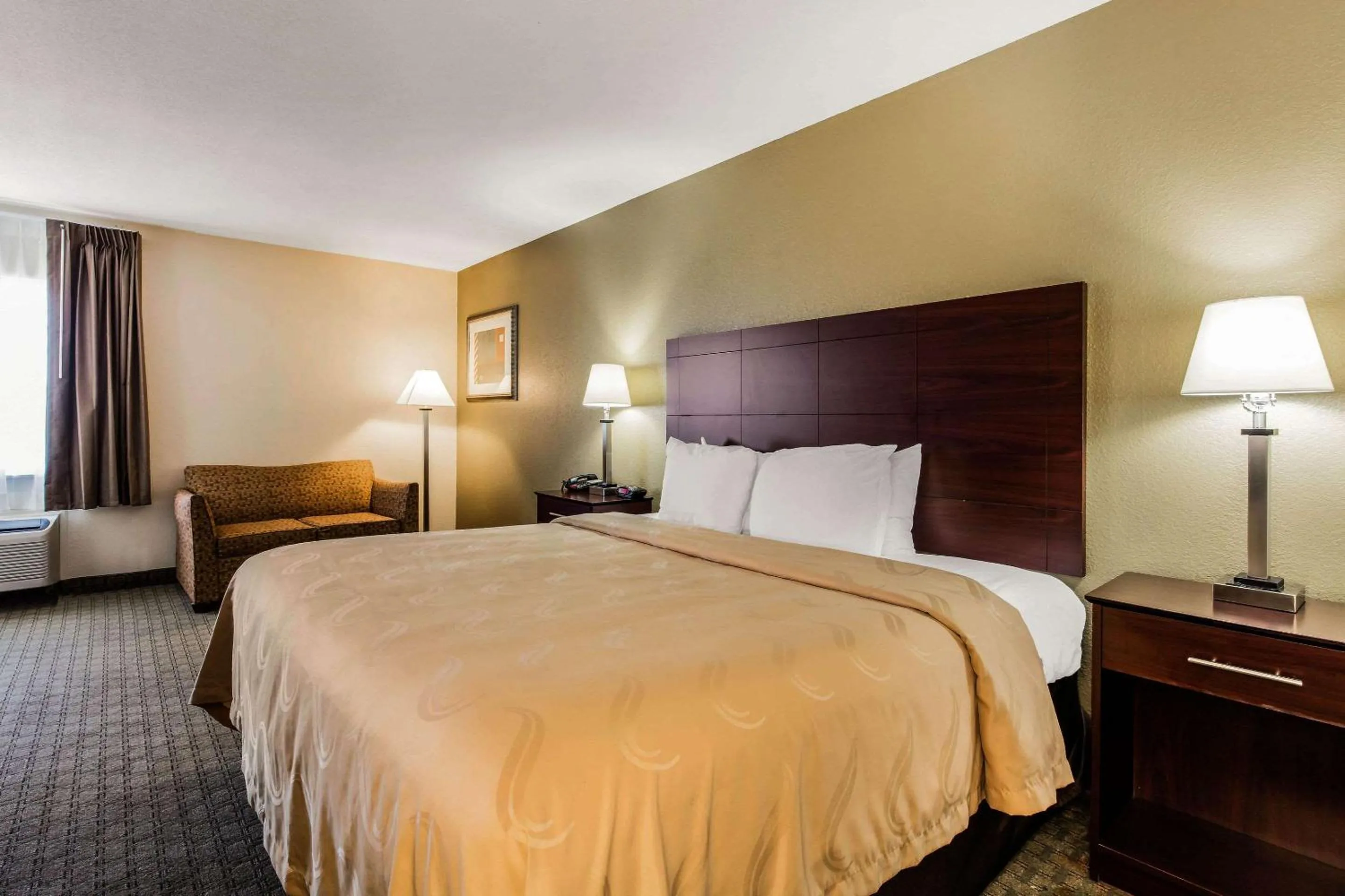 Property building, Bed in Quality Inn