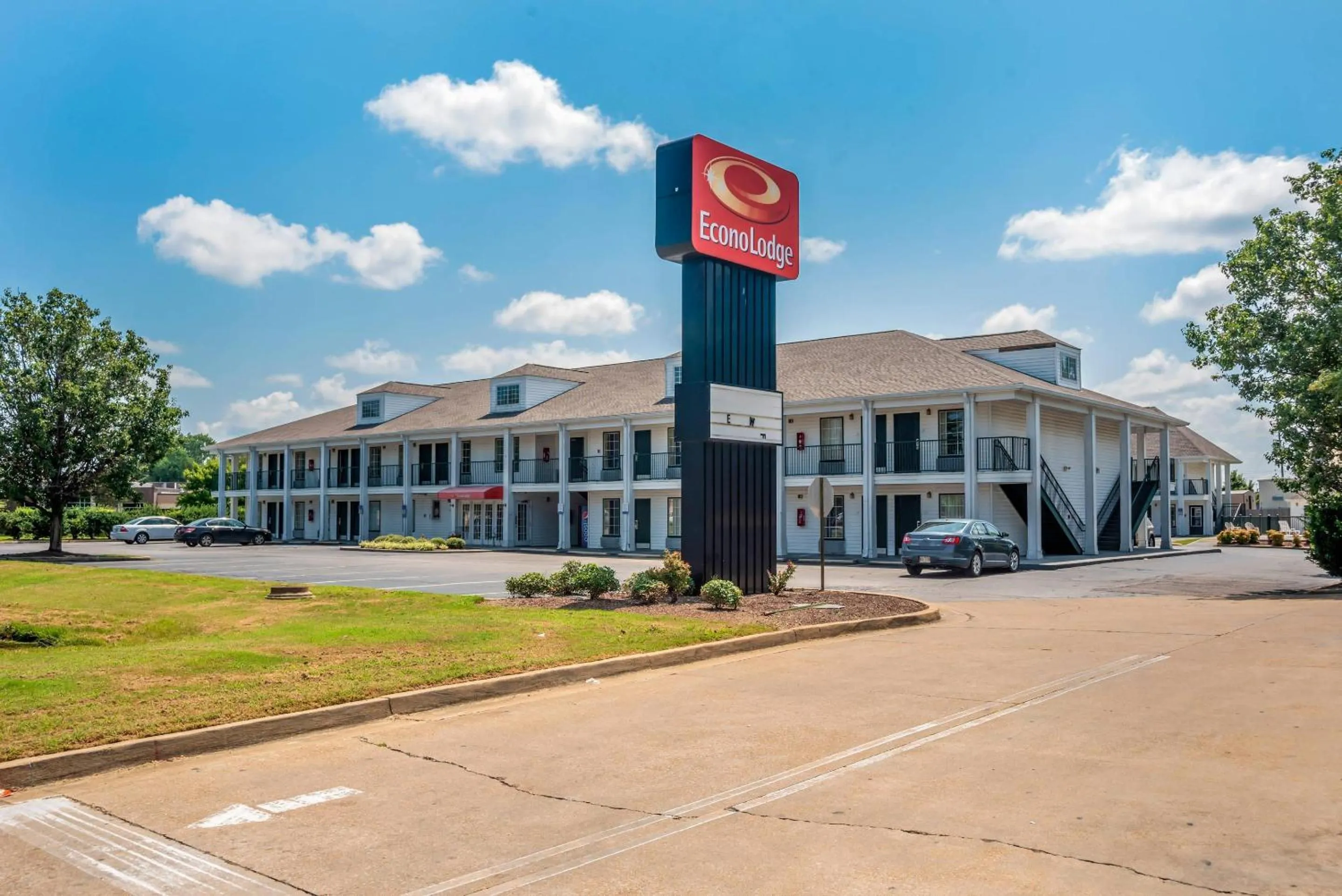 Property building in Econo Lodge Tupelo Barnes Crossing