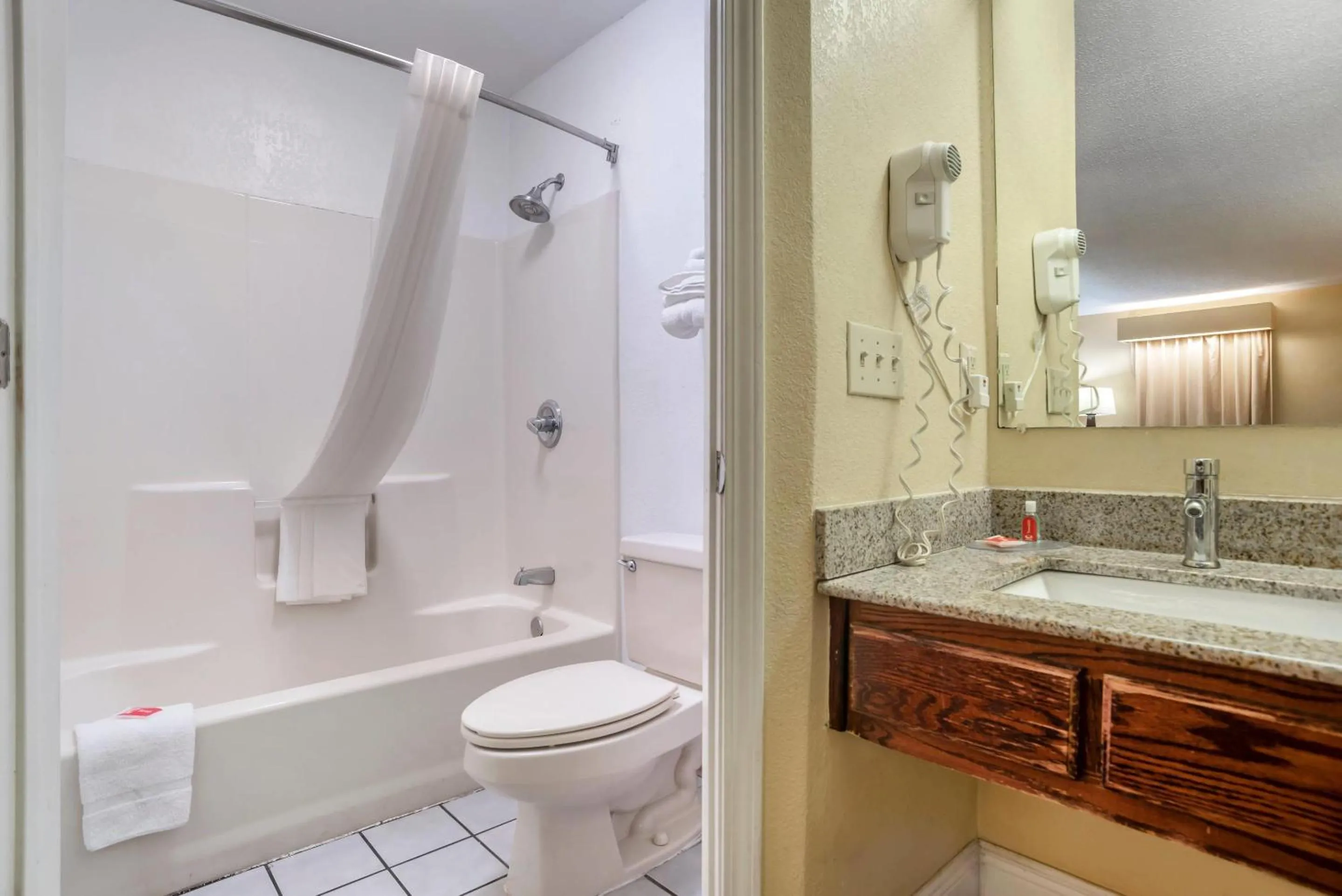 Bedroom in Econo Lodge Tupelo Barnes Crossing