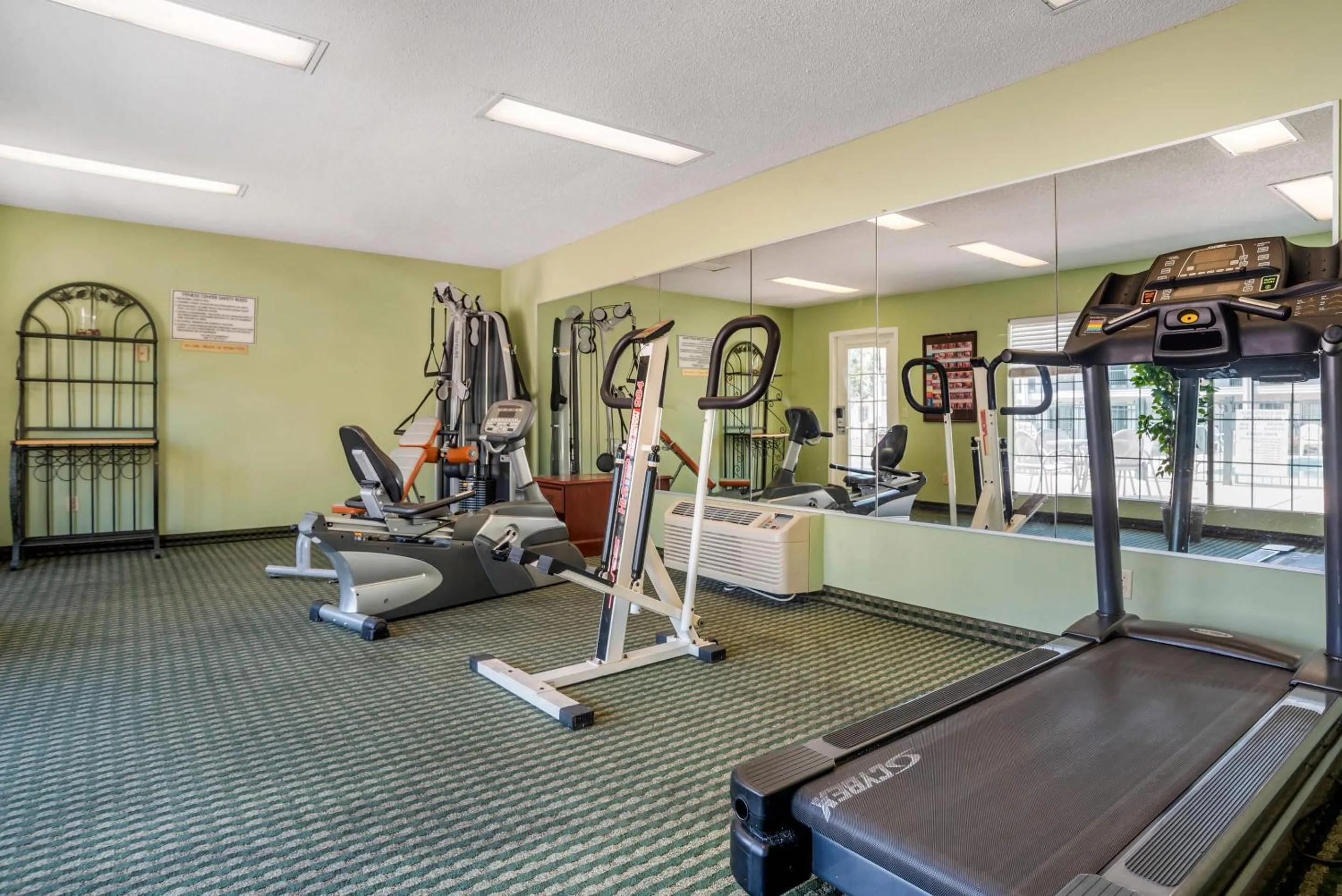 Fitness centre/facilities in Econo Lodge Tupelo Barnes Crossing