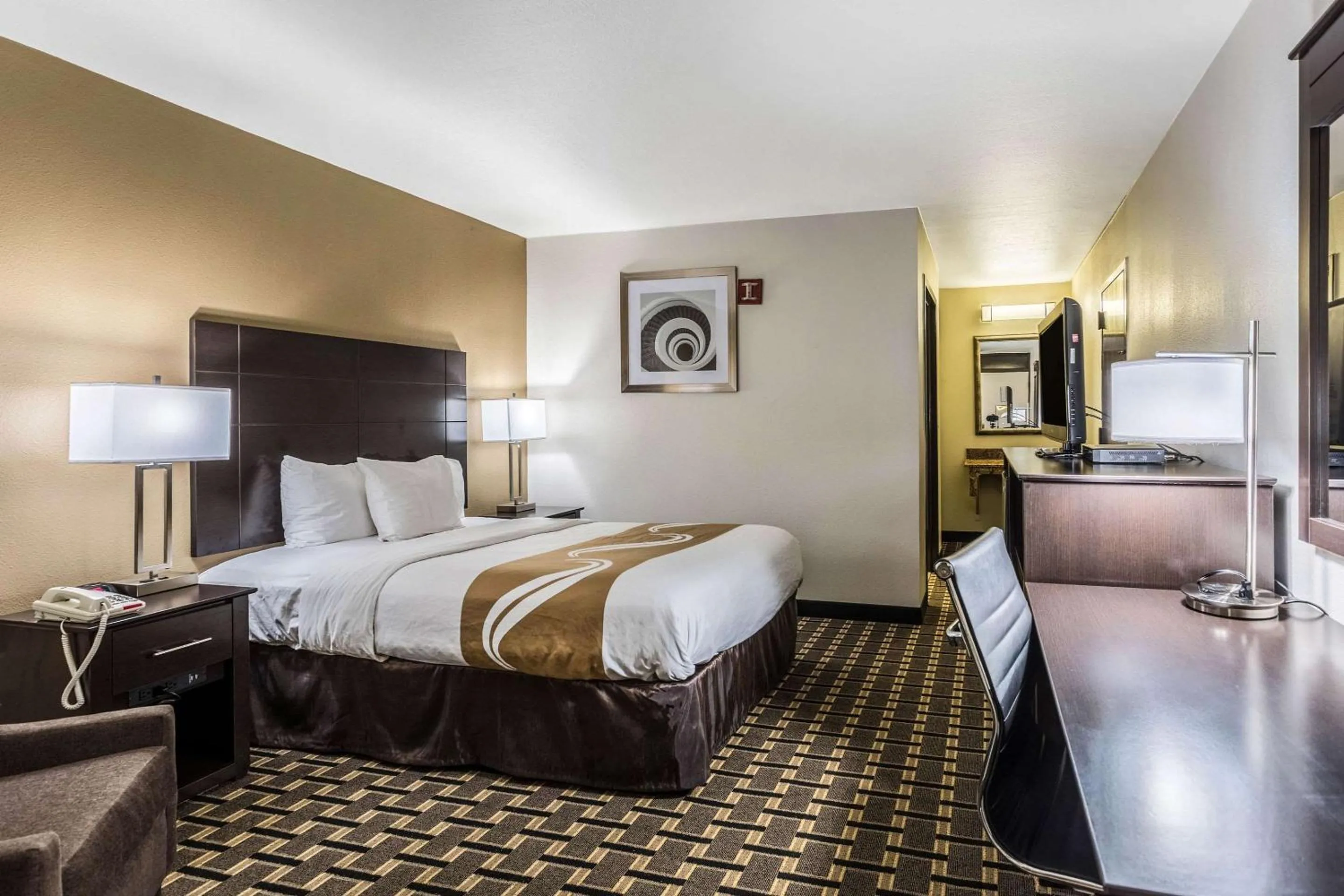 Photo of the whole room, Bed in Quality Inn Tupelo Central