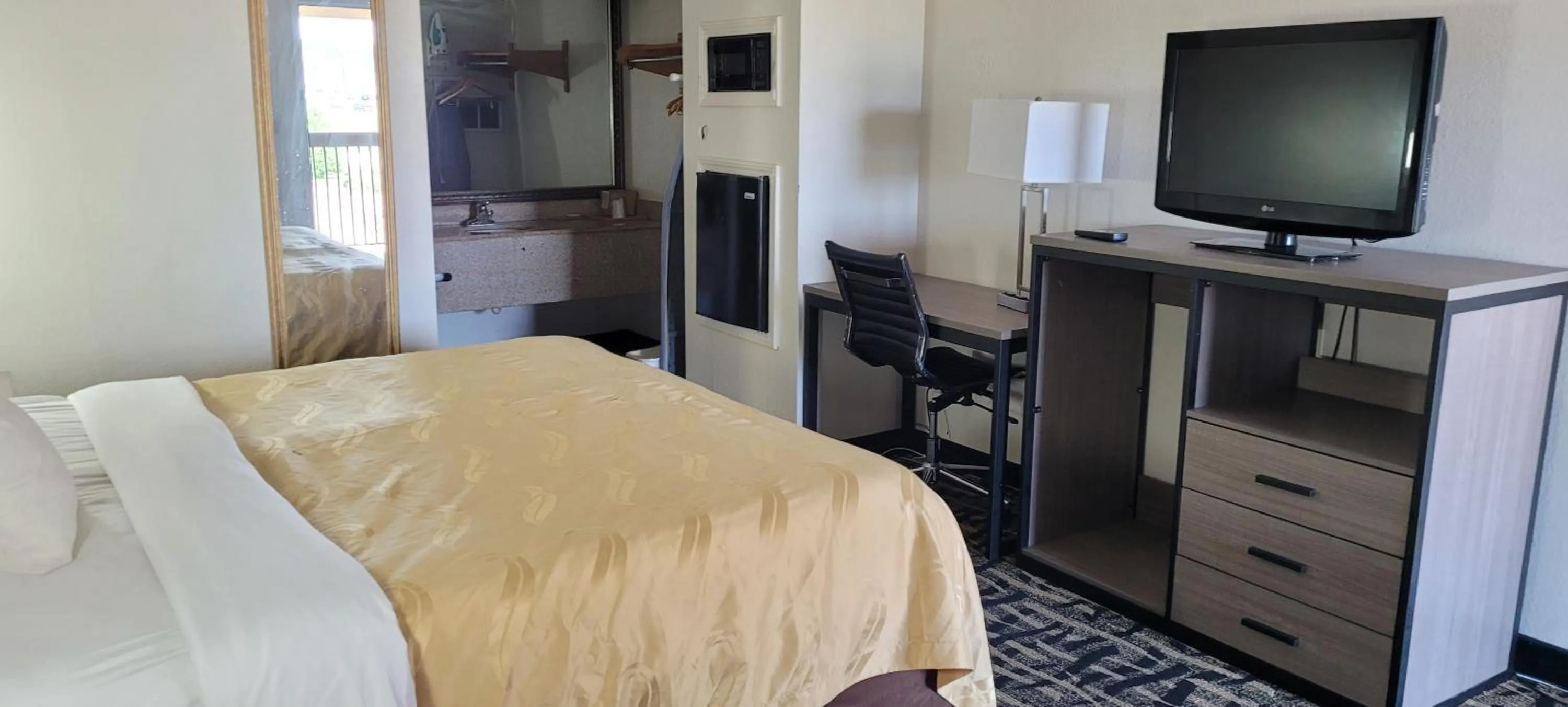 Bedroom, Bed in Motel 6 Jackson MS Southwest