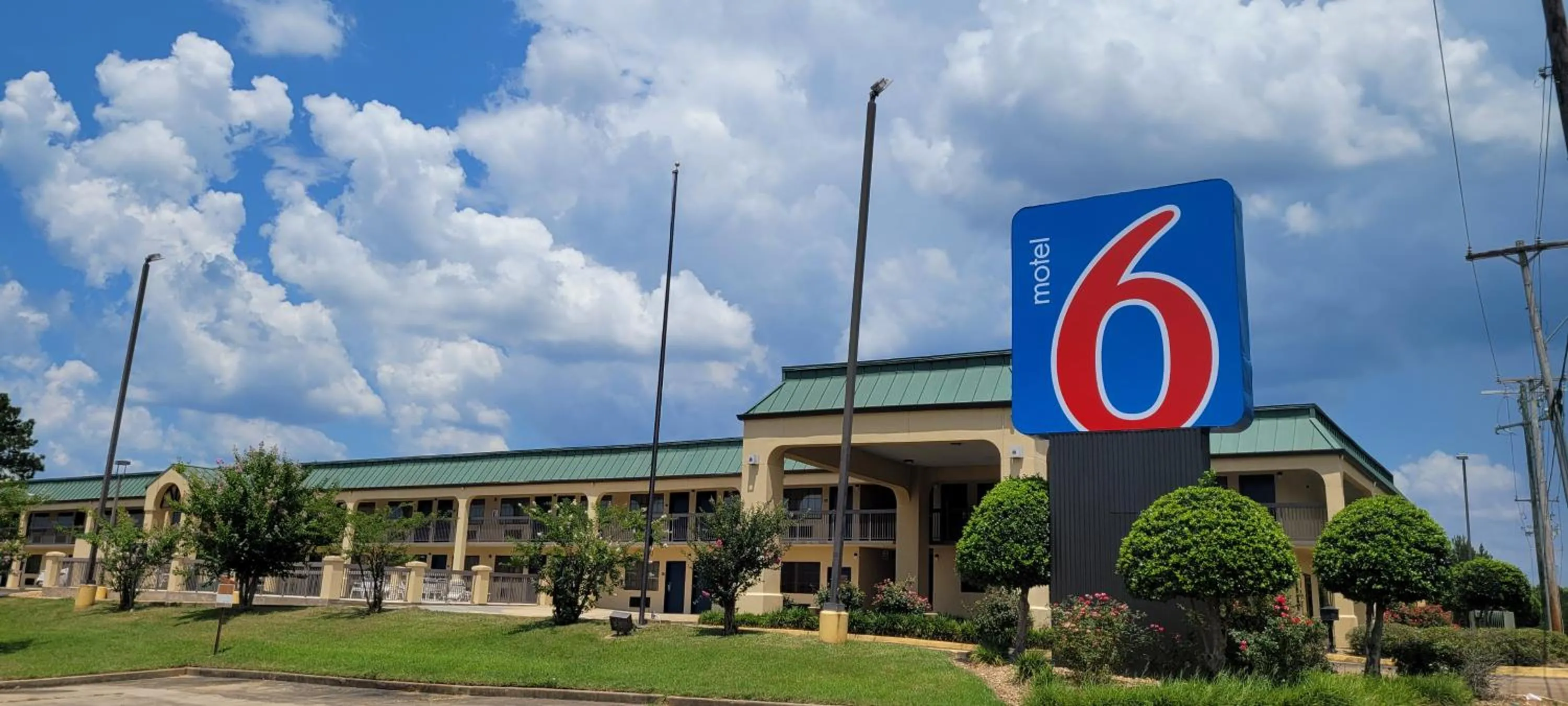 Property building in Motel 6 Jackson MS Southwest