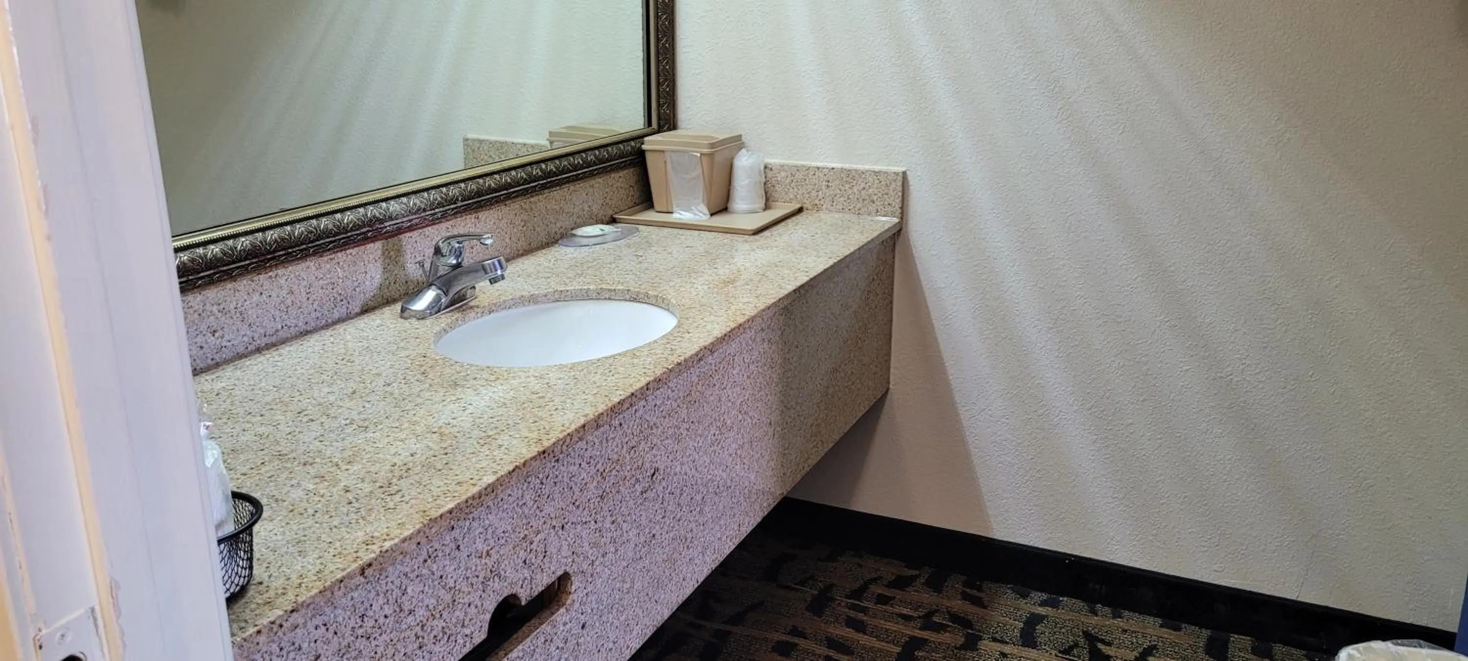 Bathroom in Motel 6 Jackson MS Southwest