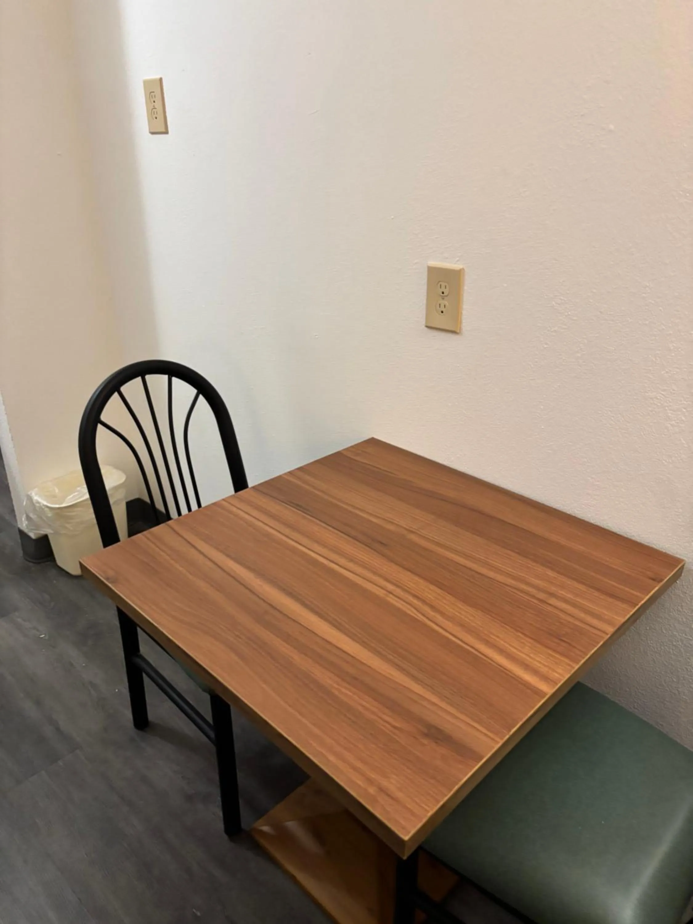 furniture in Econo Lodge Yazoo City