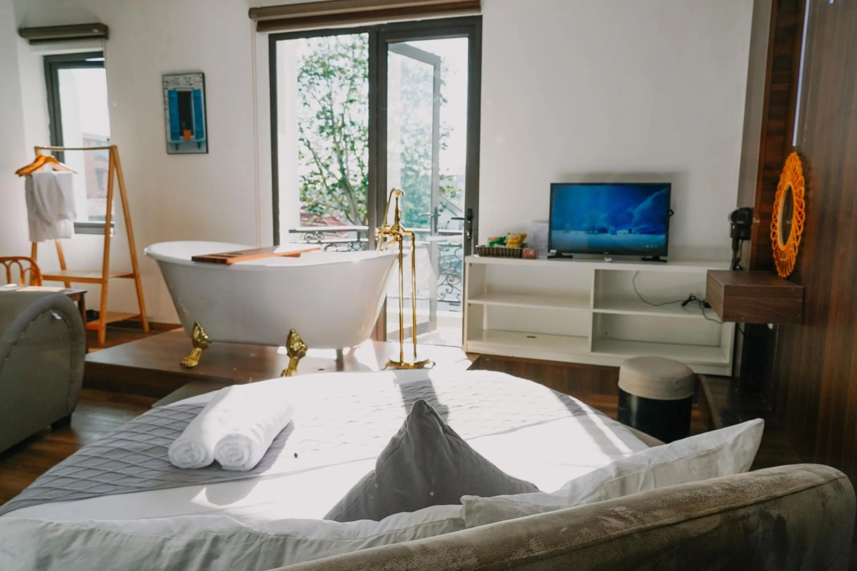 Bath, Bed in Ngàn Phố Studio & Love Hotel