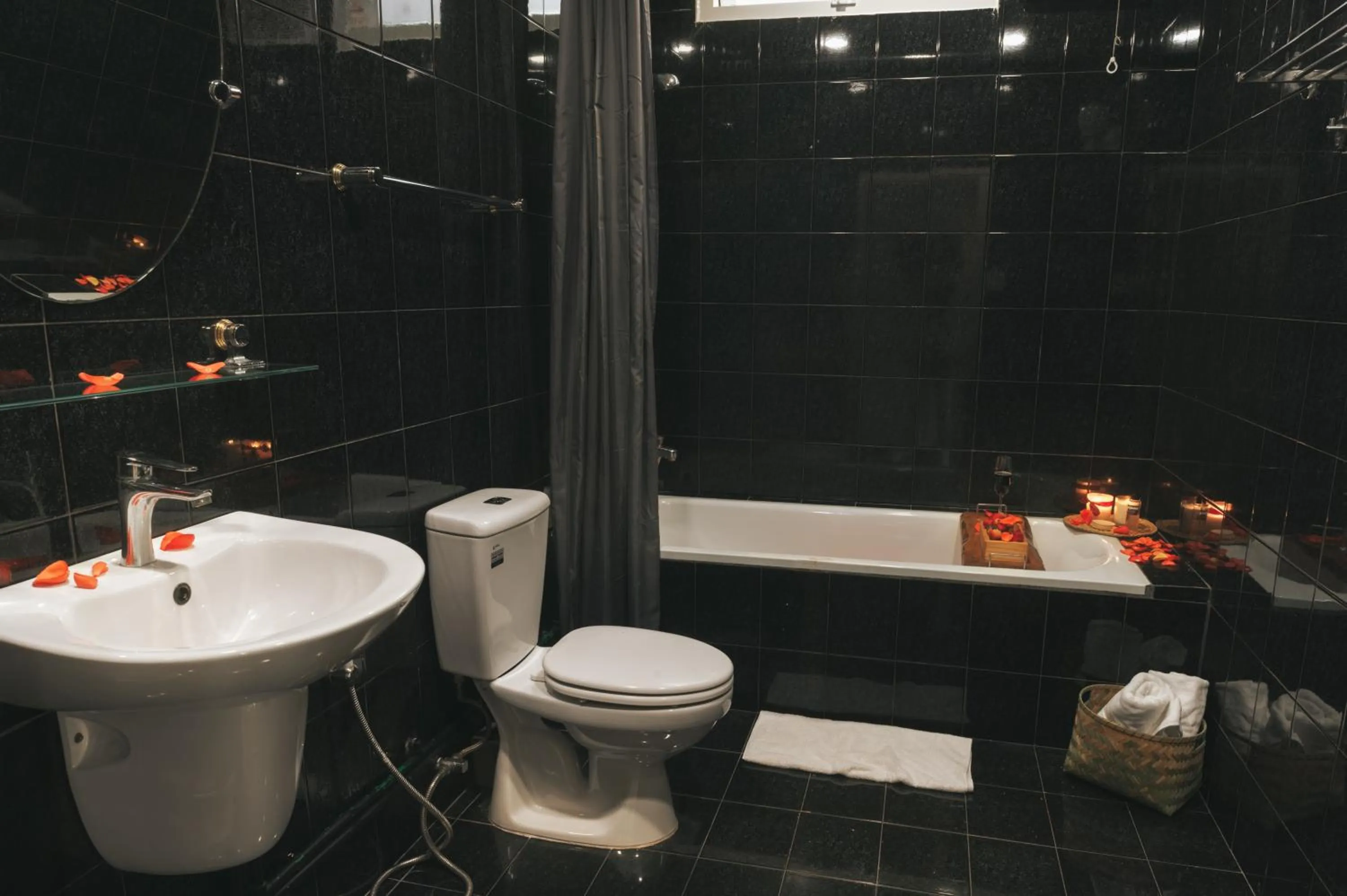 Toilet in Ngàn Phố Studio & Love Hotel