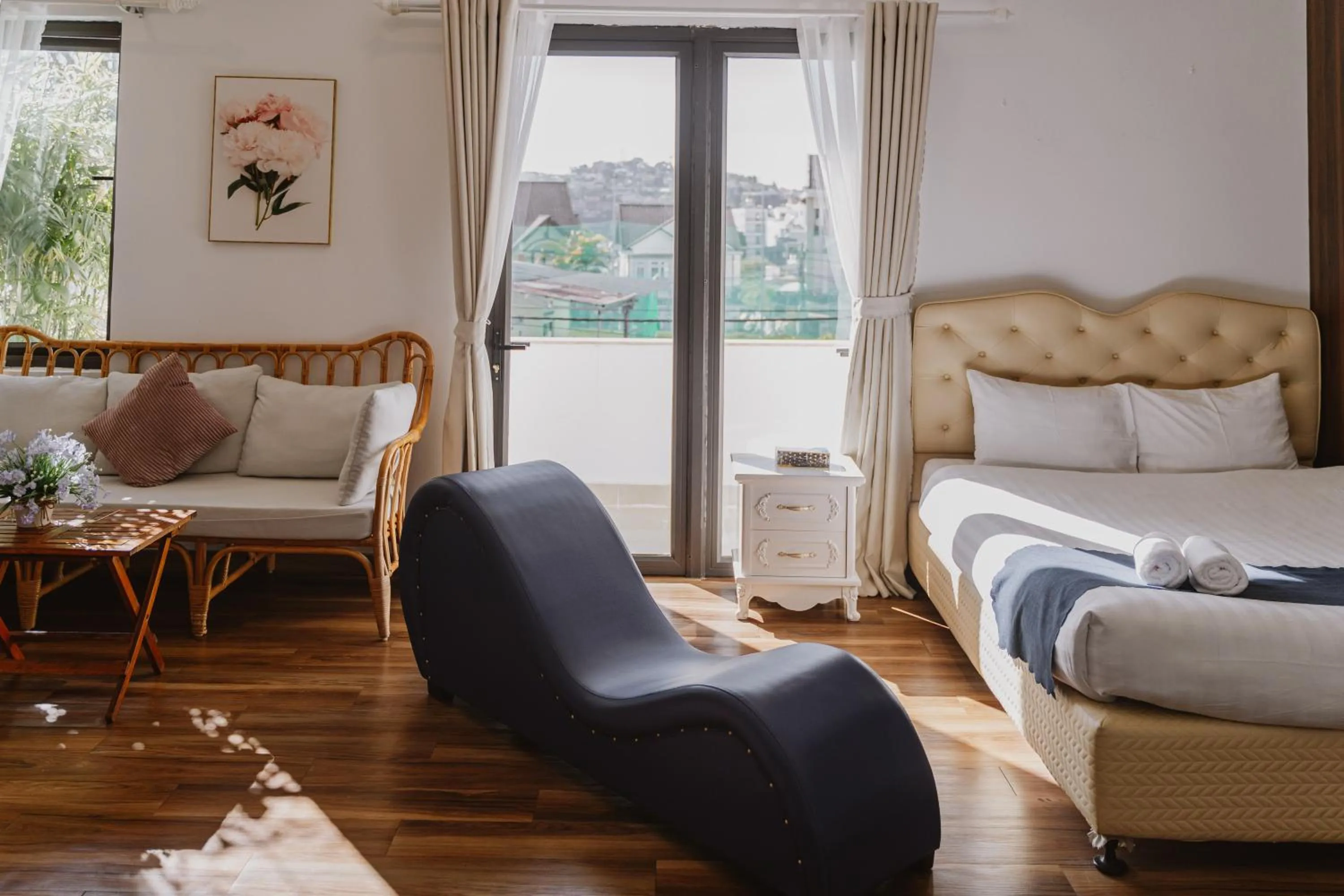 Seating area in Ngàn Phố Studio & Love Hotel