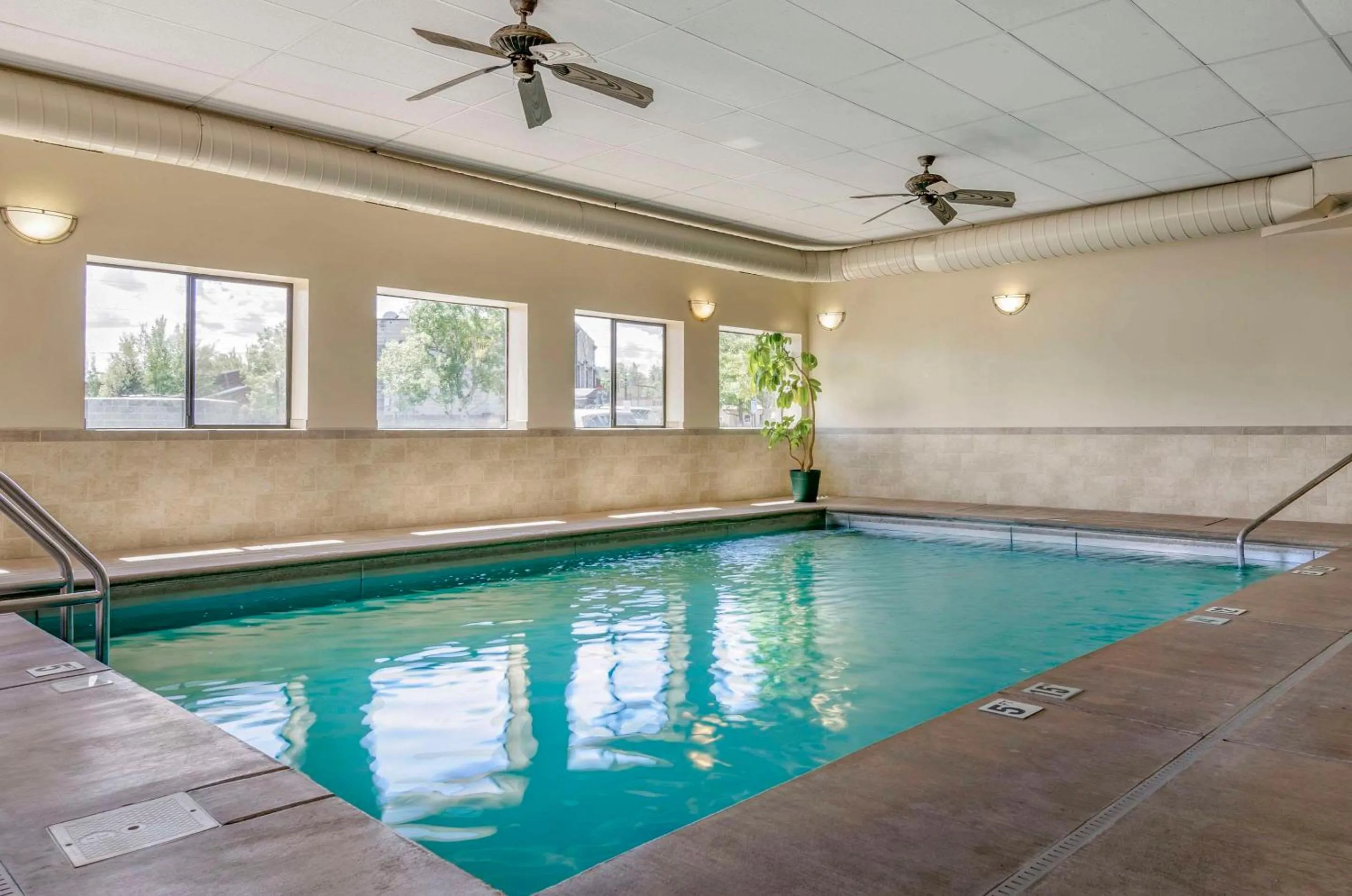 Swimming pool in Comfort Inn Bozeman near University