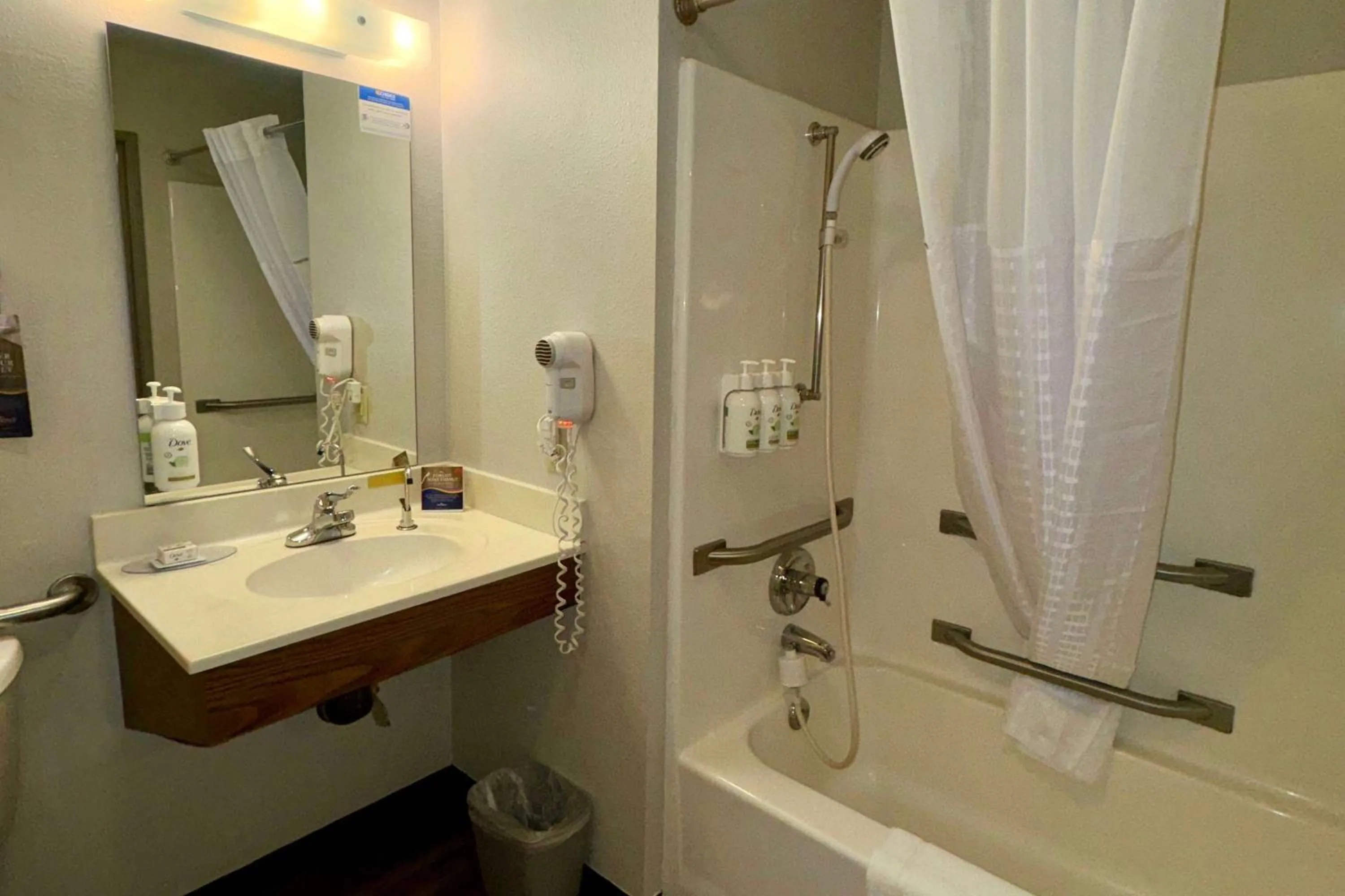 Bathroom in Econo Lodge Missoula