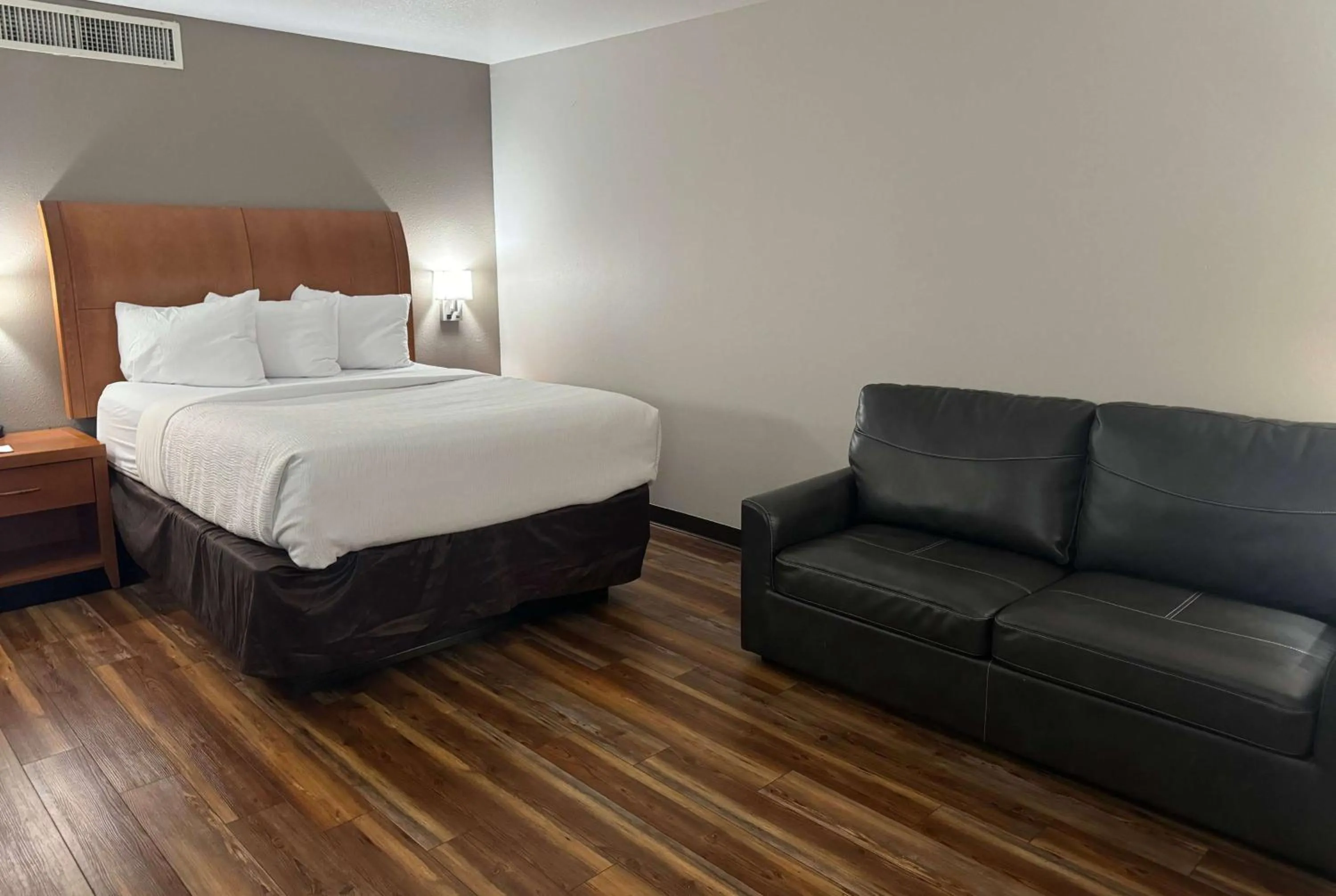 Photo of the whole room, Bed in Econo Lodge Missoula