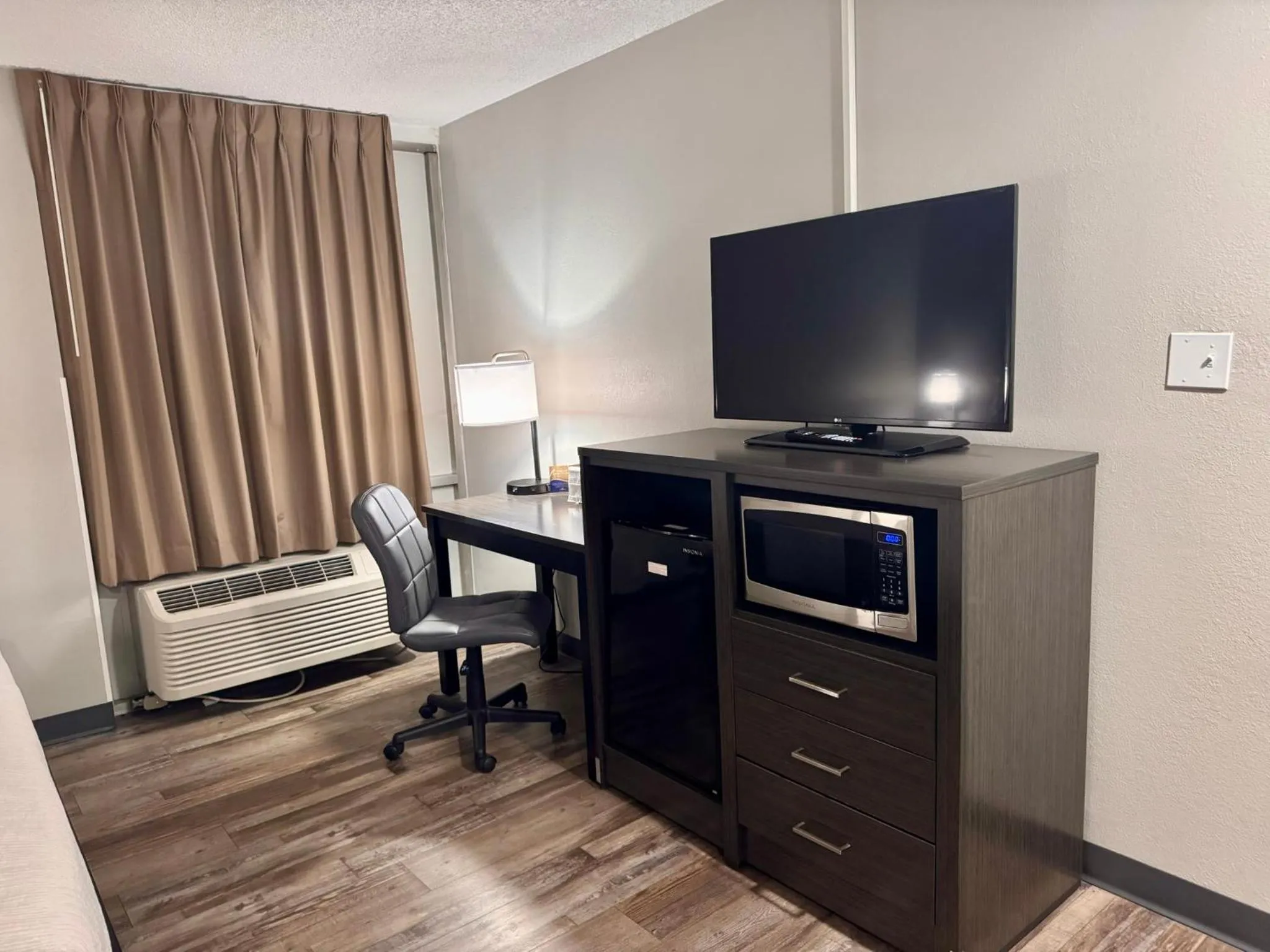 TV and multimedia in Baymont by Wyndham Great Falls City Center