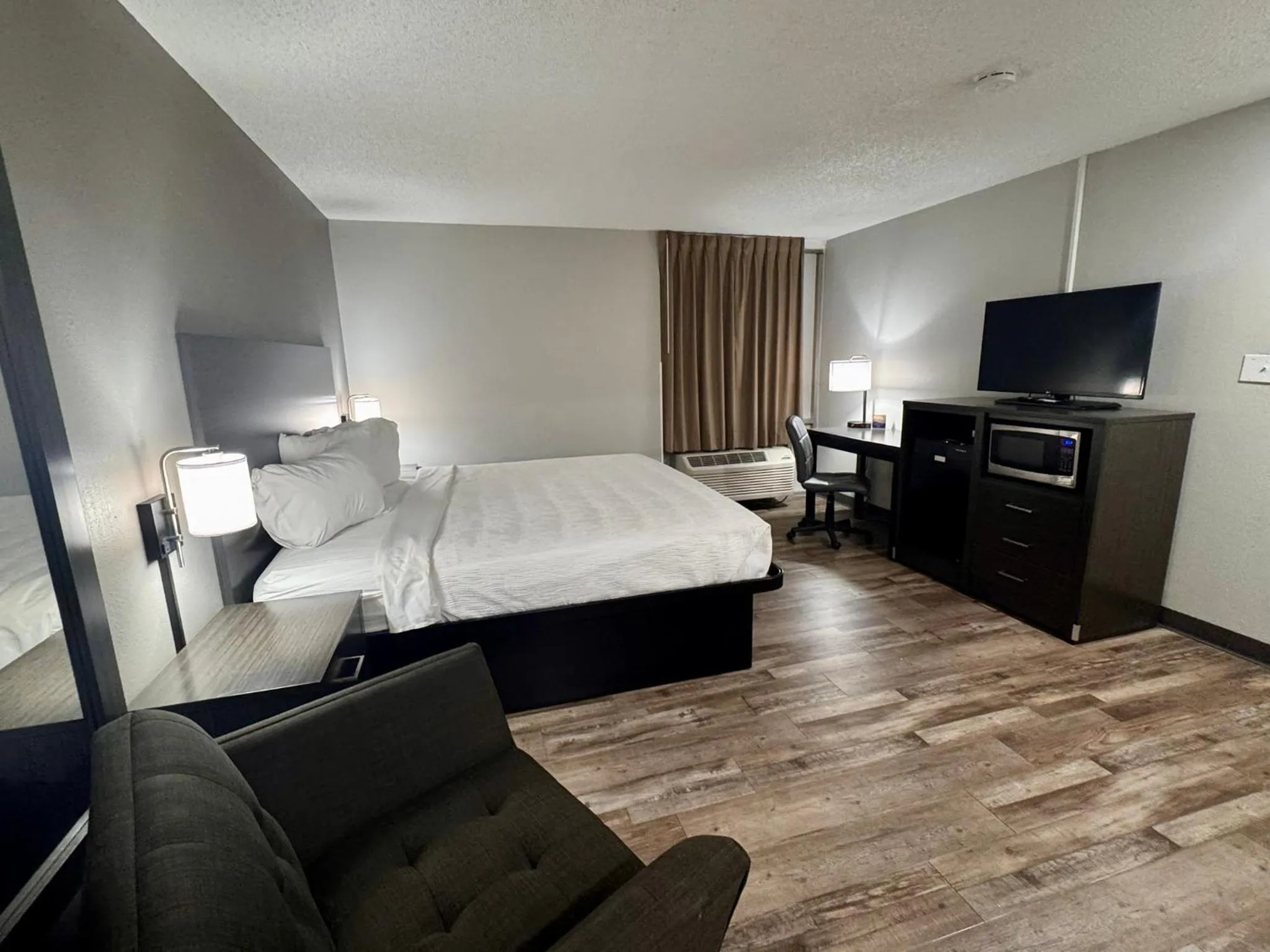 Bedroom, Bed in Baymont by Wyndham Great Falls City Center