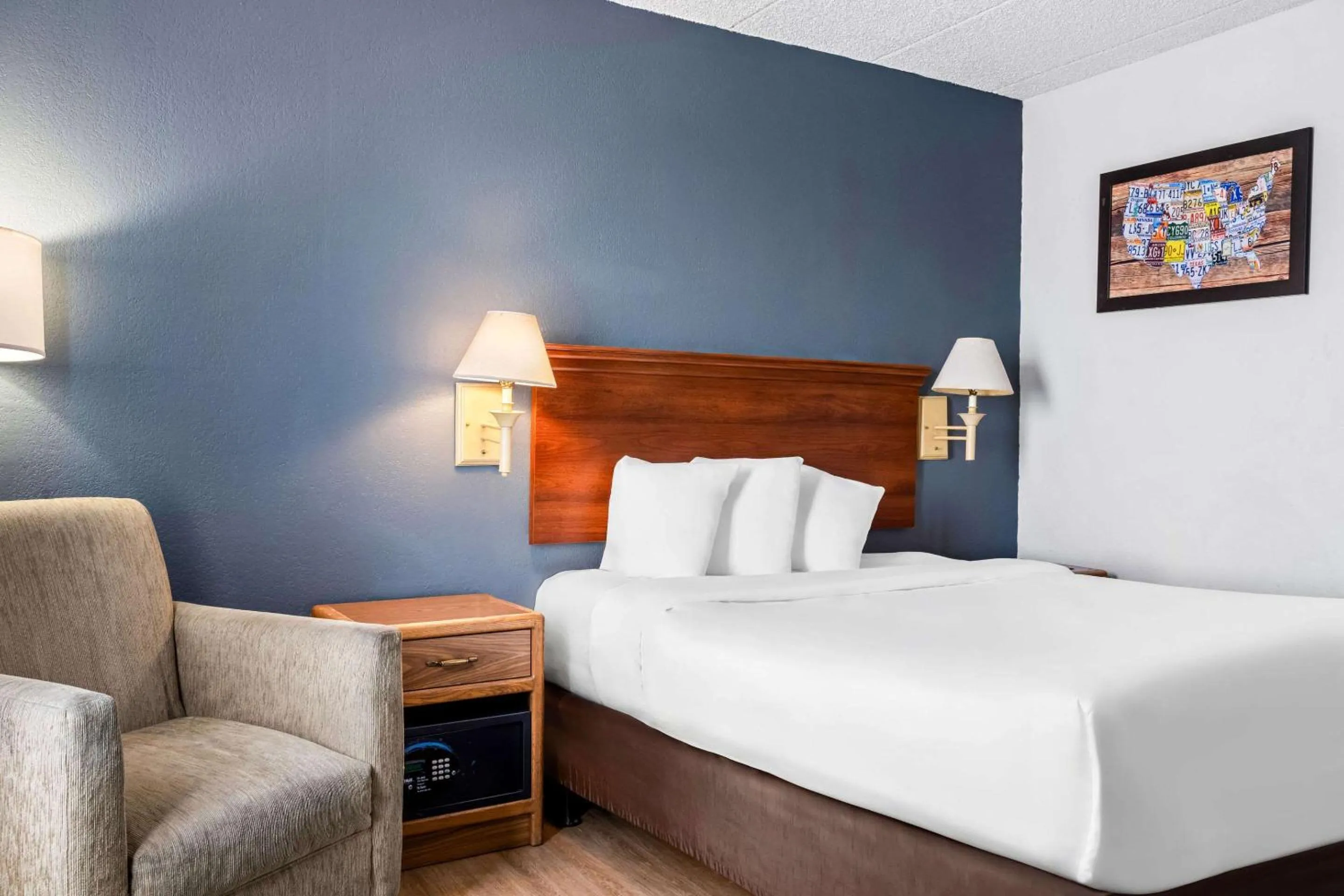 Bedroom, Bed in Econo Lodge Billings