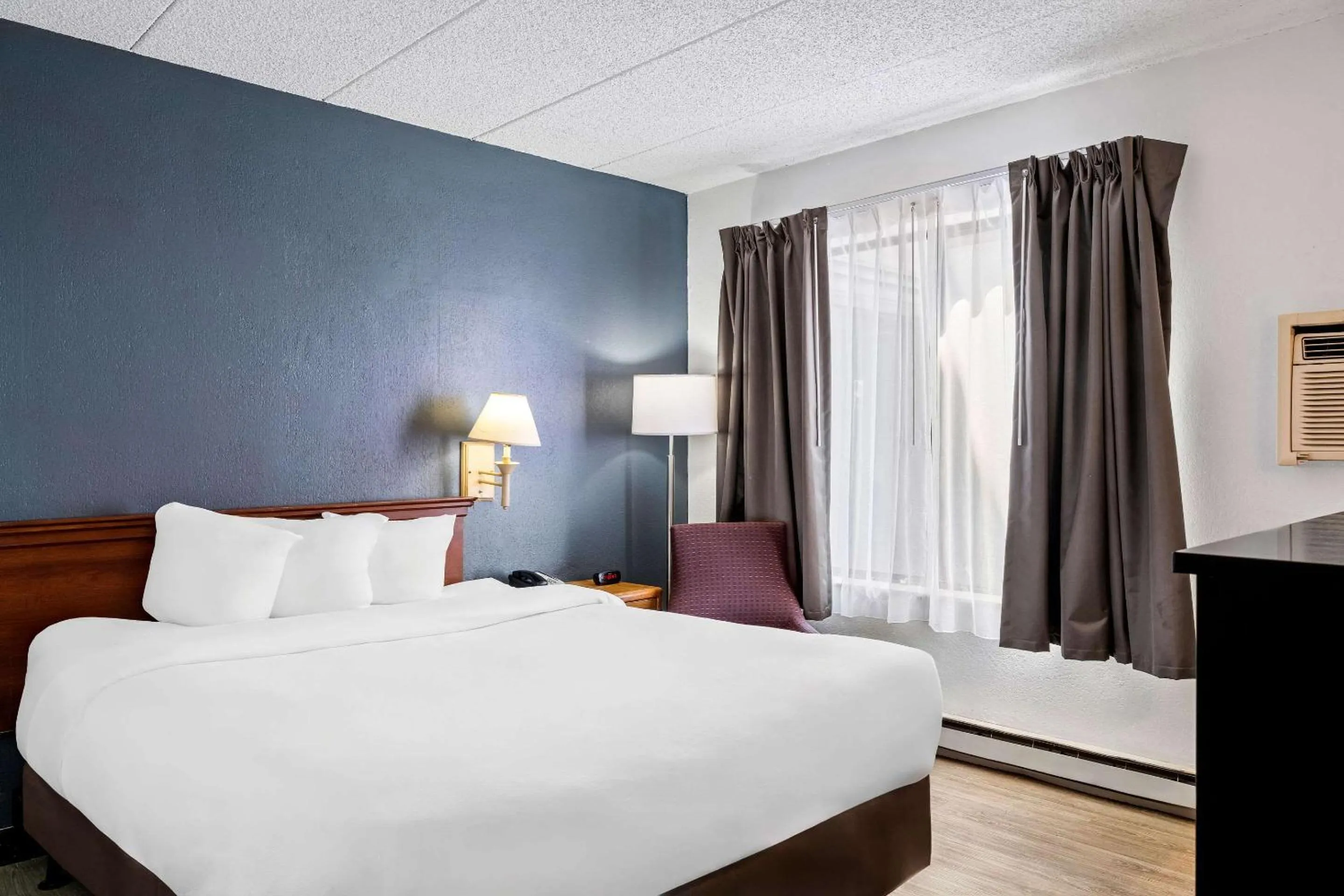 Bedroom, Bed in Econo Lodge Billings