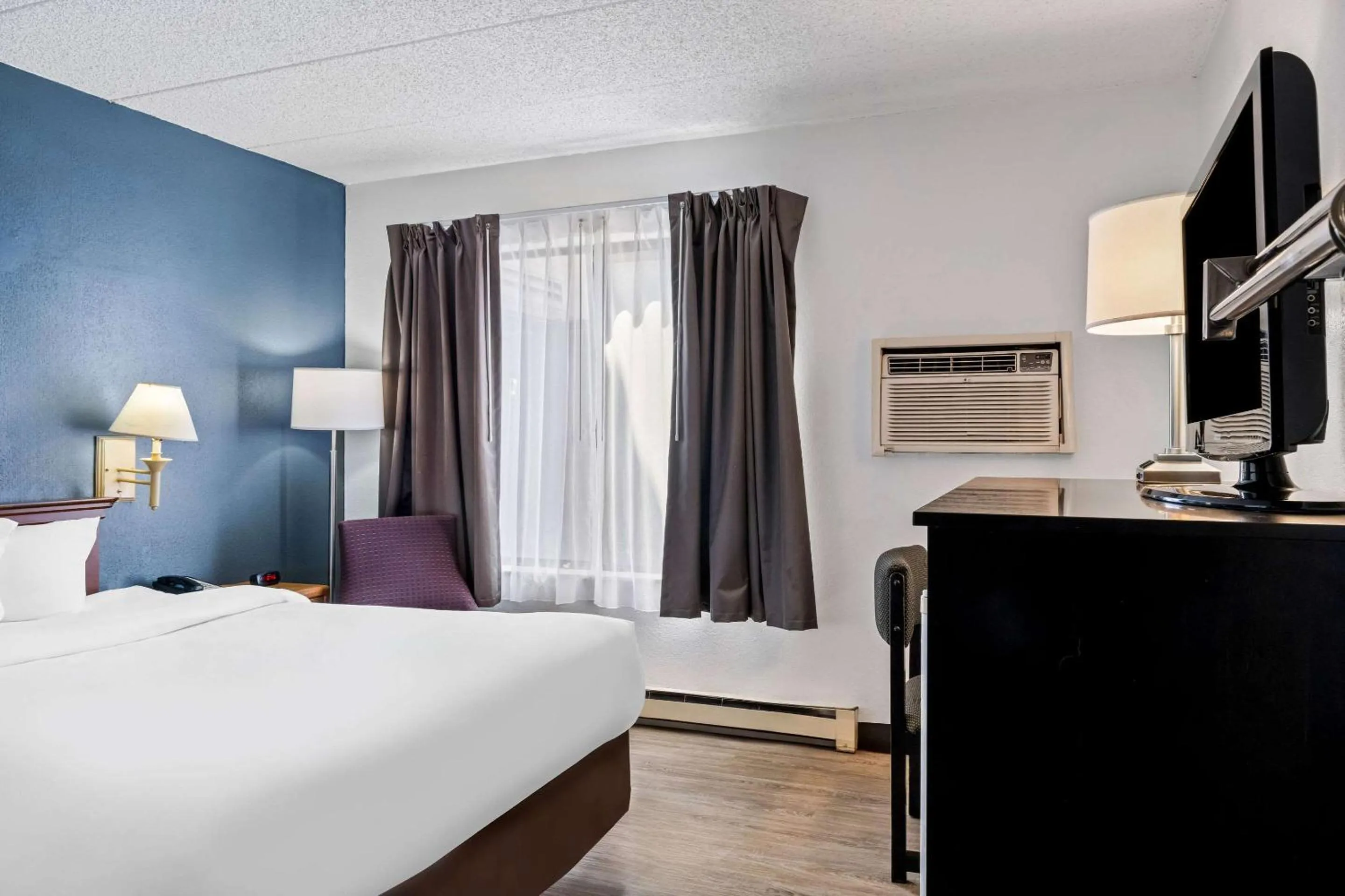 Bedroom, Bed in Econo Lodge Billings