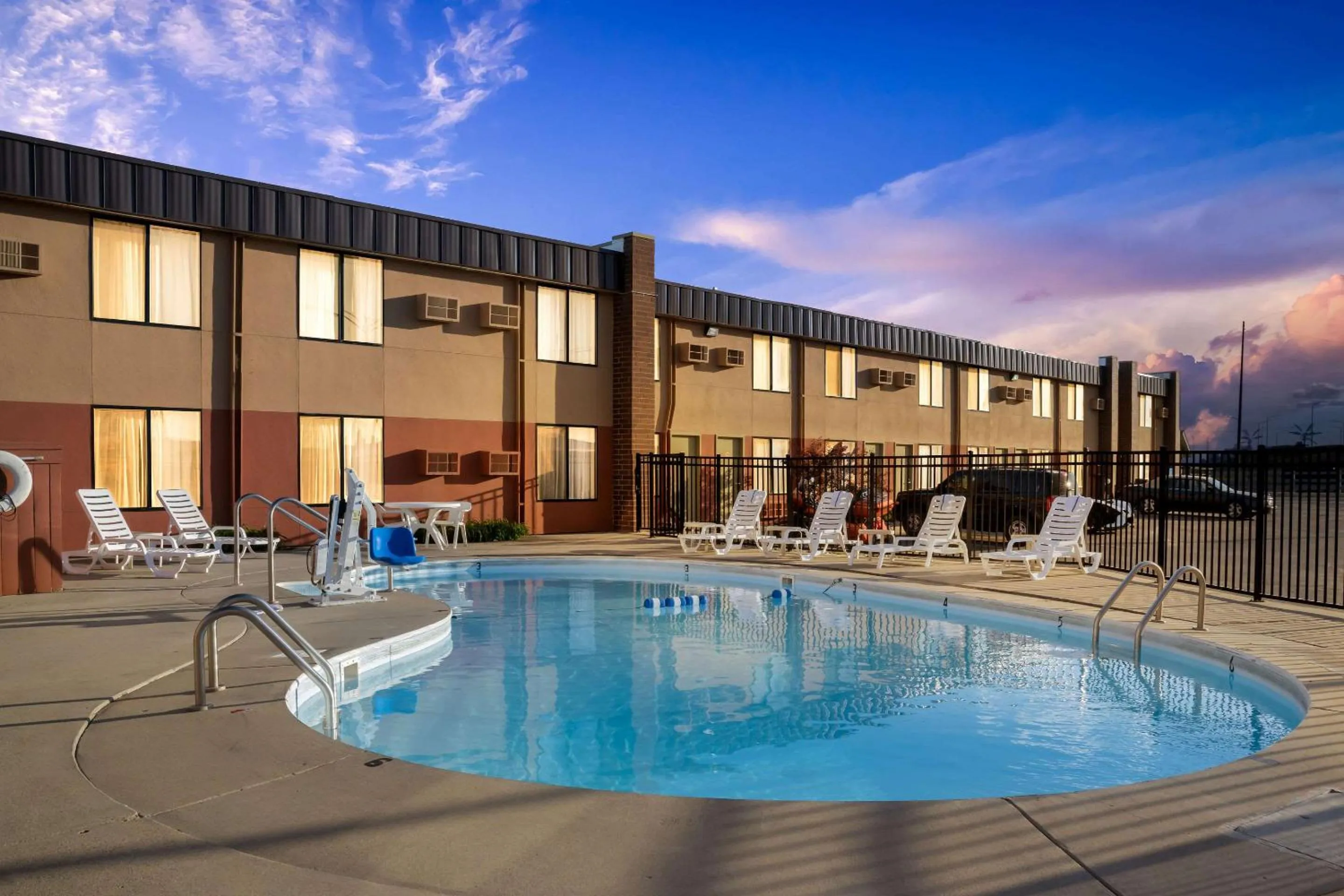 Swimming pool in Econo Lodge Billings