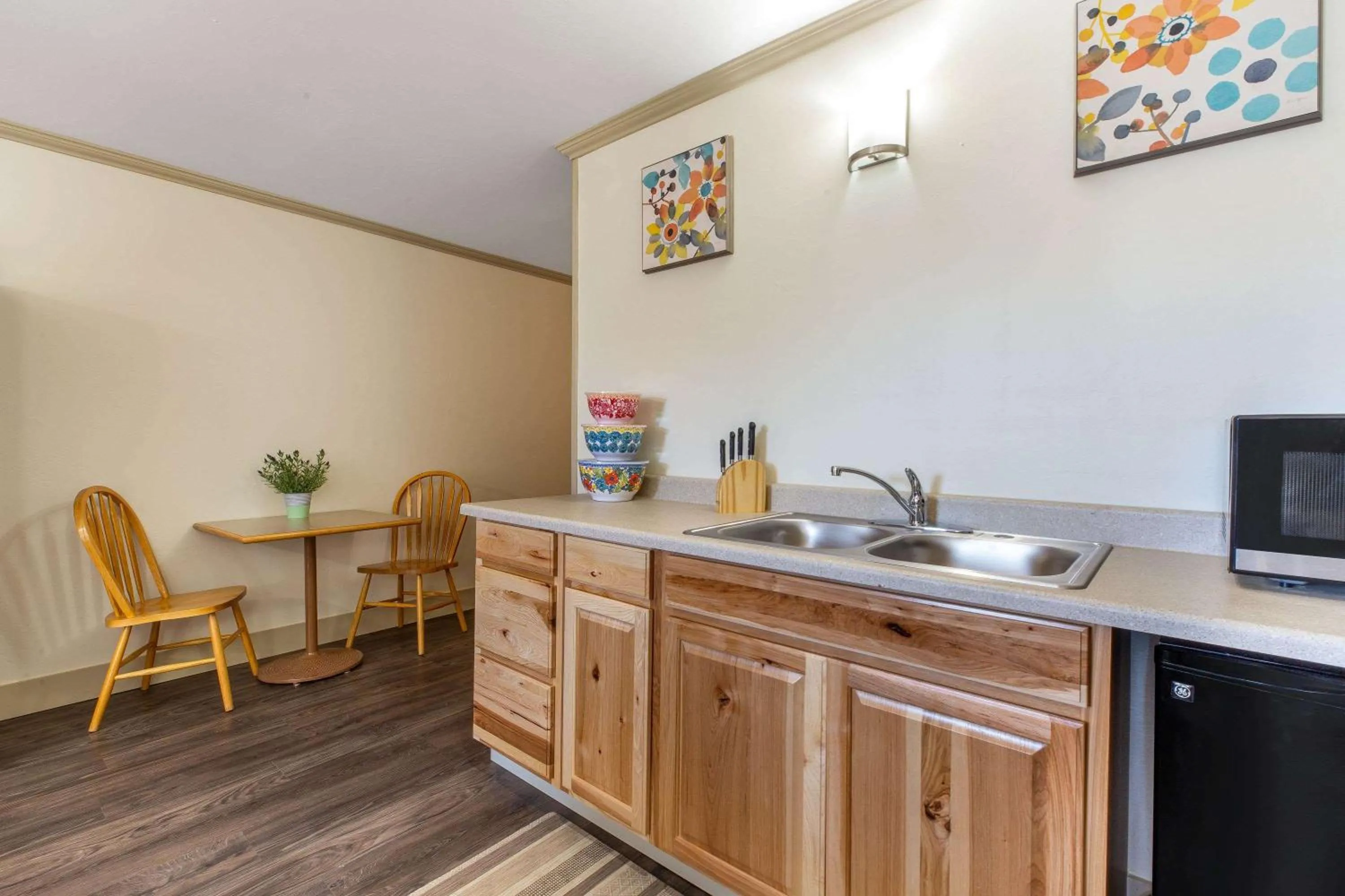 Kitchen or kitchenette in Travelodge by Wyndham Livingston