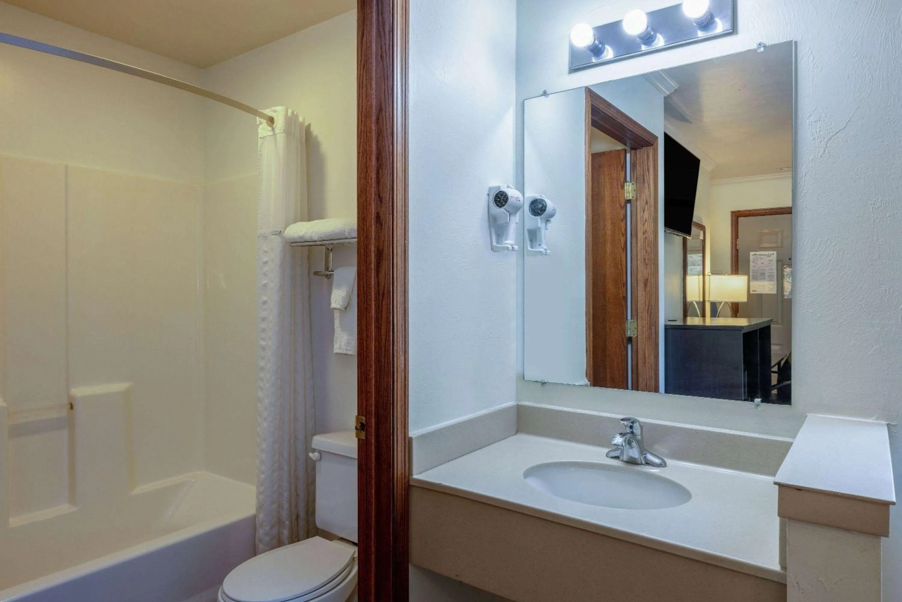 TV and multimedia in Travelodge by Wyndham Livingston