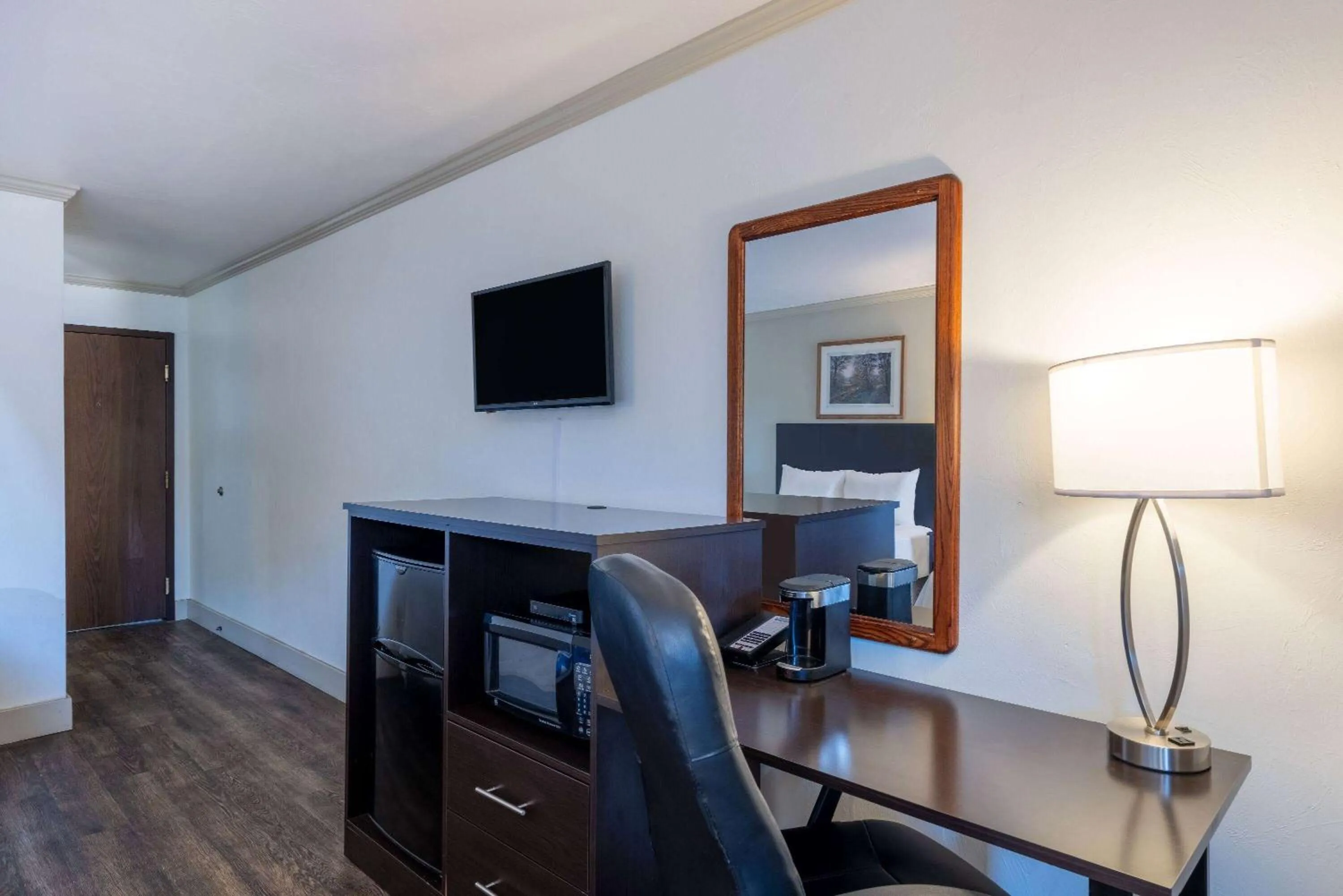 Photo of the whole room in Travelodge by Wyndham Livingston