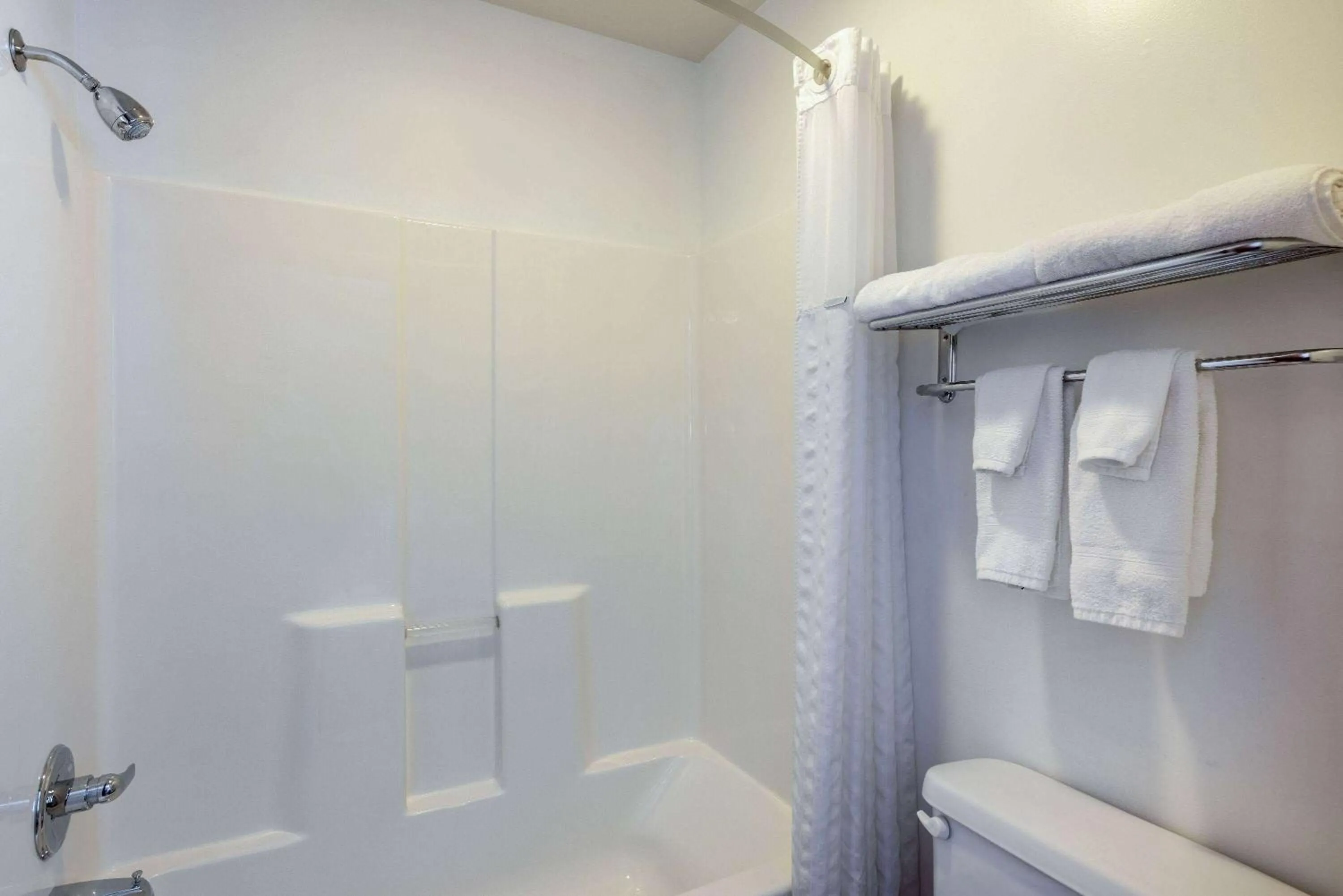 TV and multimedia in Travelodge by Wyndham Livingston