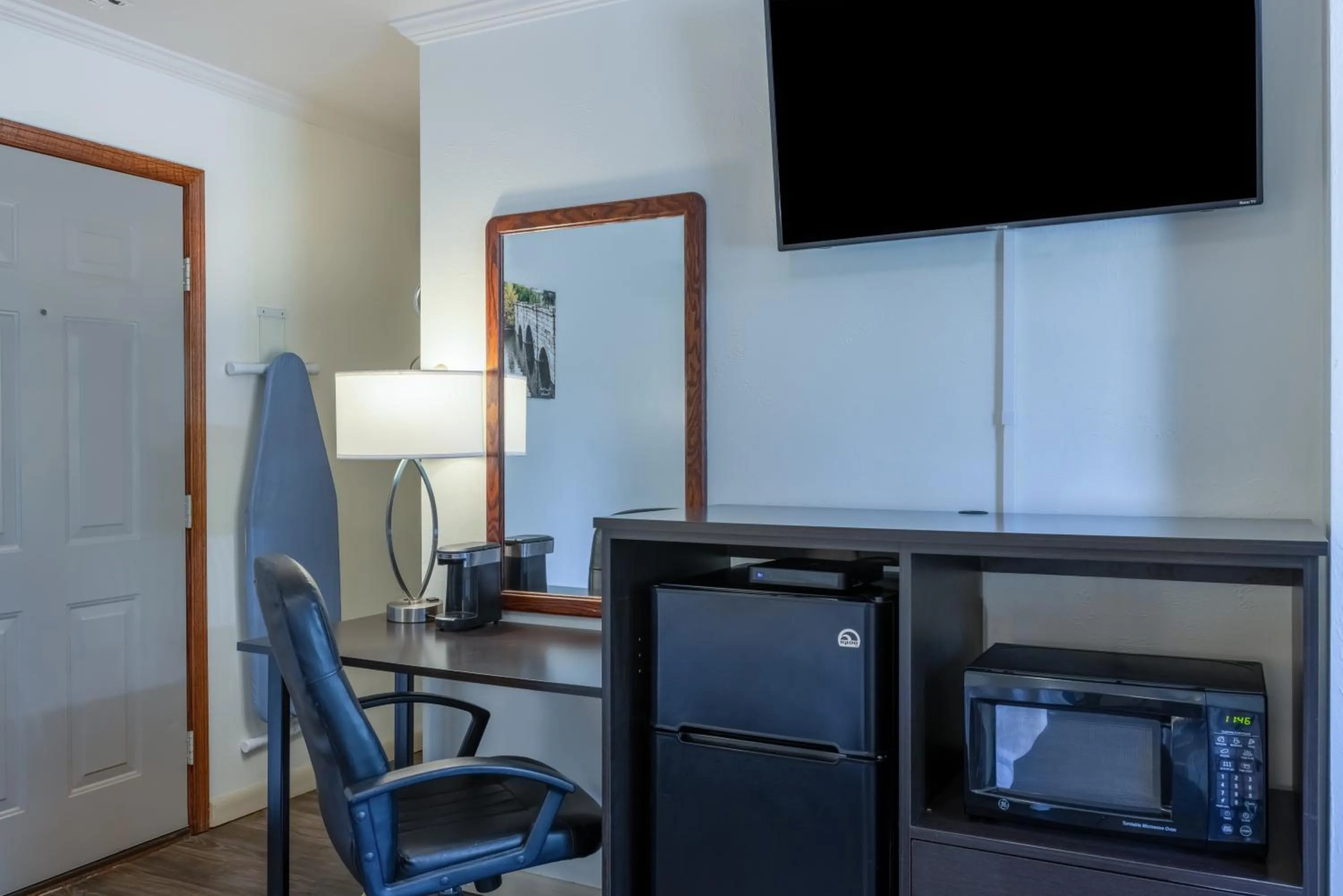 TV and multimedia in Travelodge by Wyndham Livingston