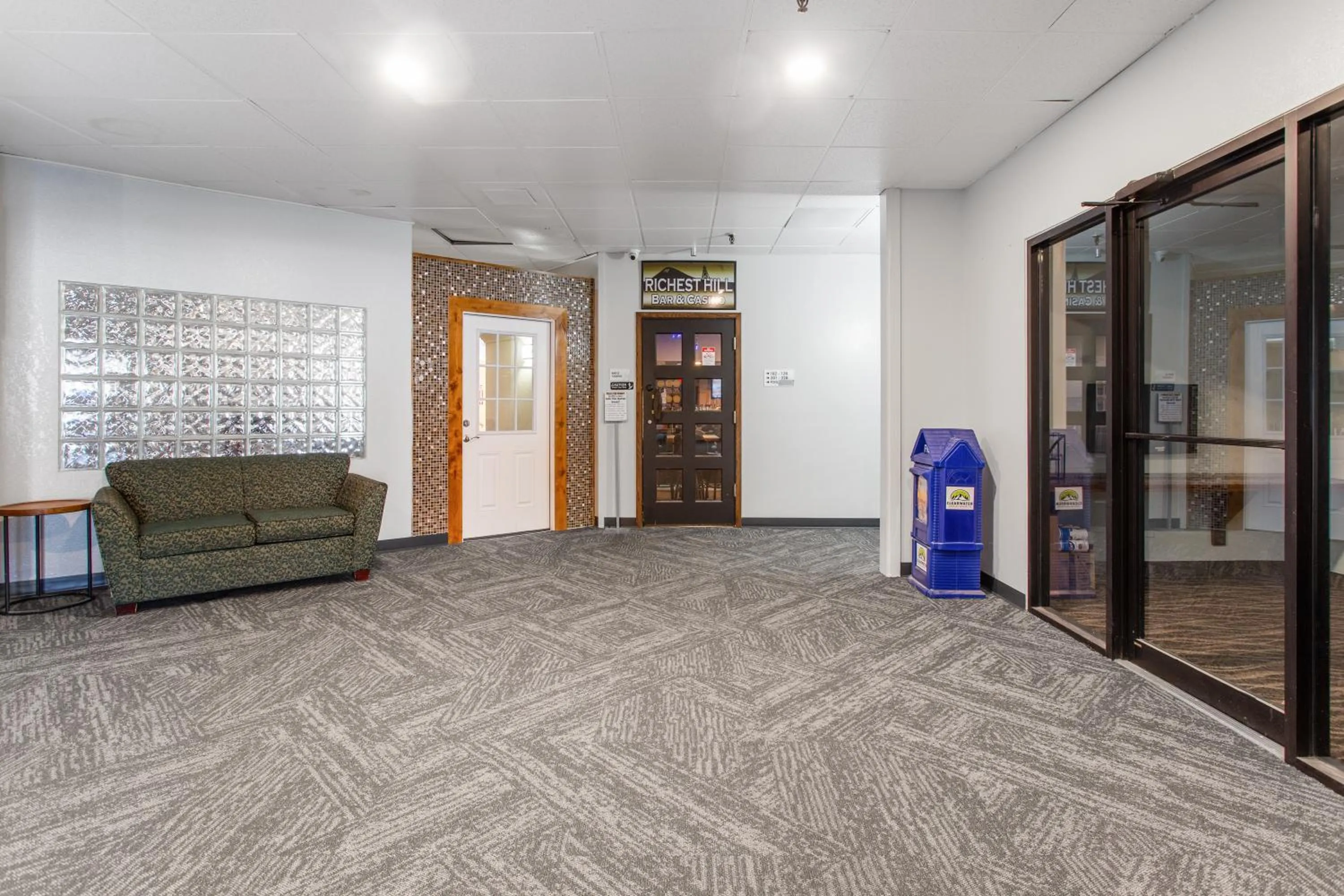 Living room in Studio 6 Suites Butte MT I-90 I-15