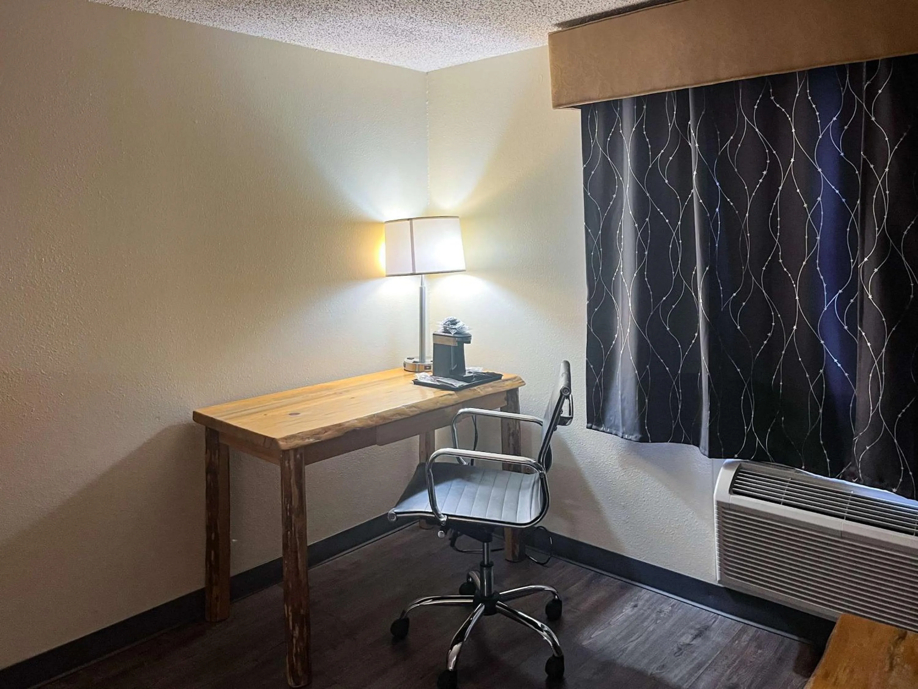 King Room - Non-Smoking in Ramada by Wyndham Butte