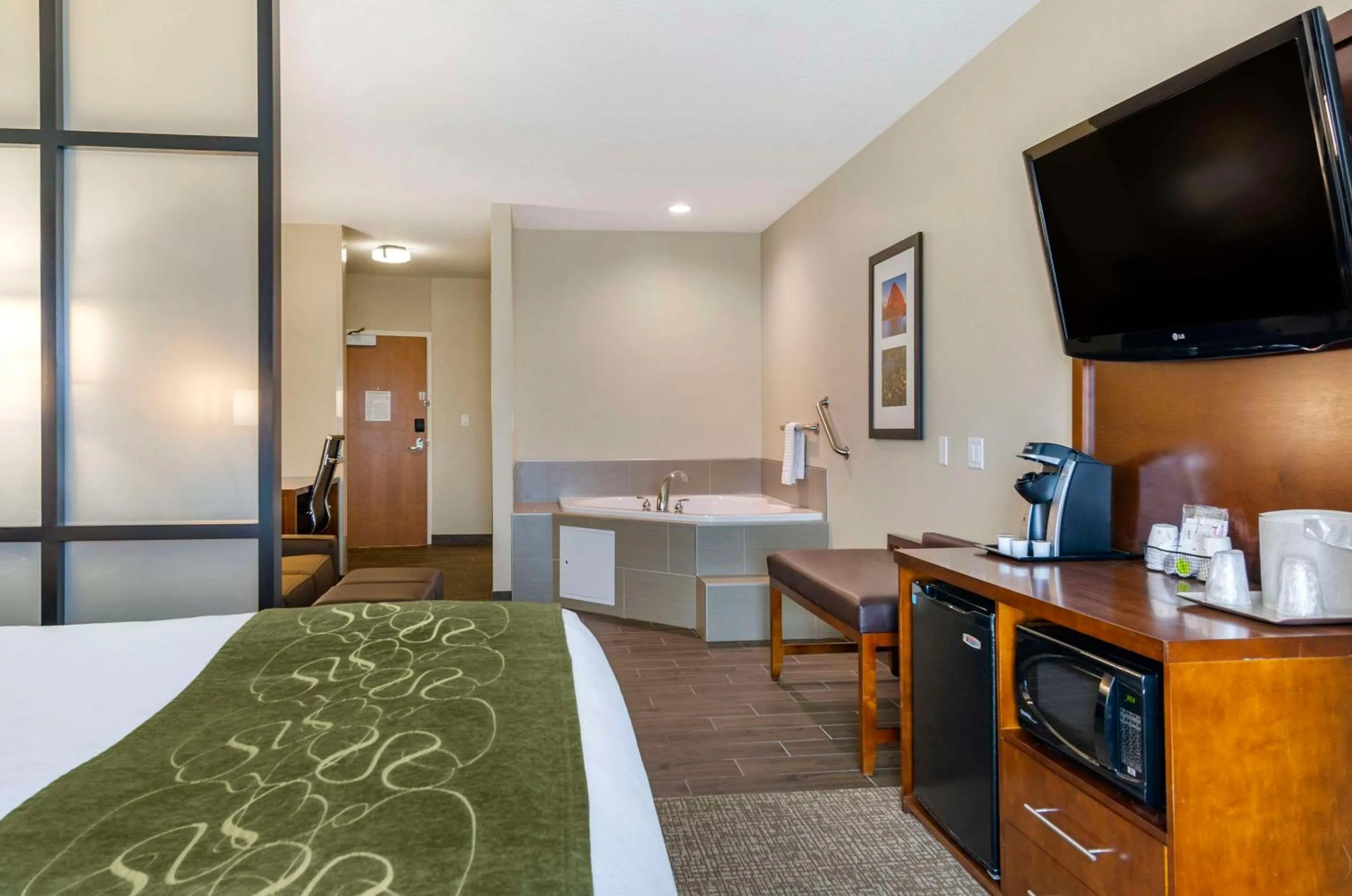 Bedroom, Bed in Comfort Suites Helena Airport