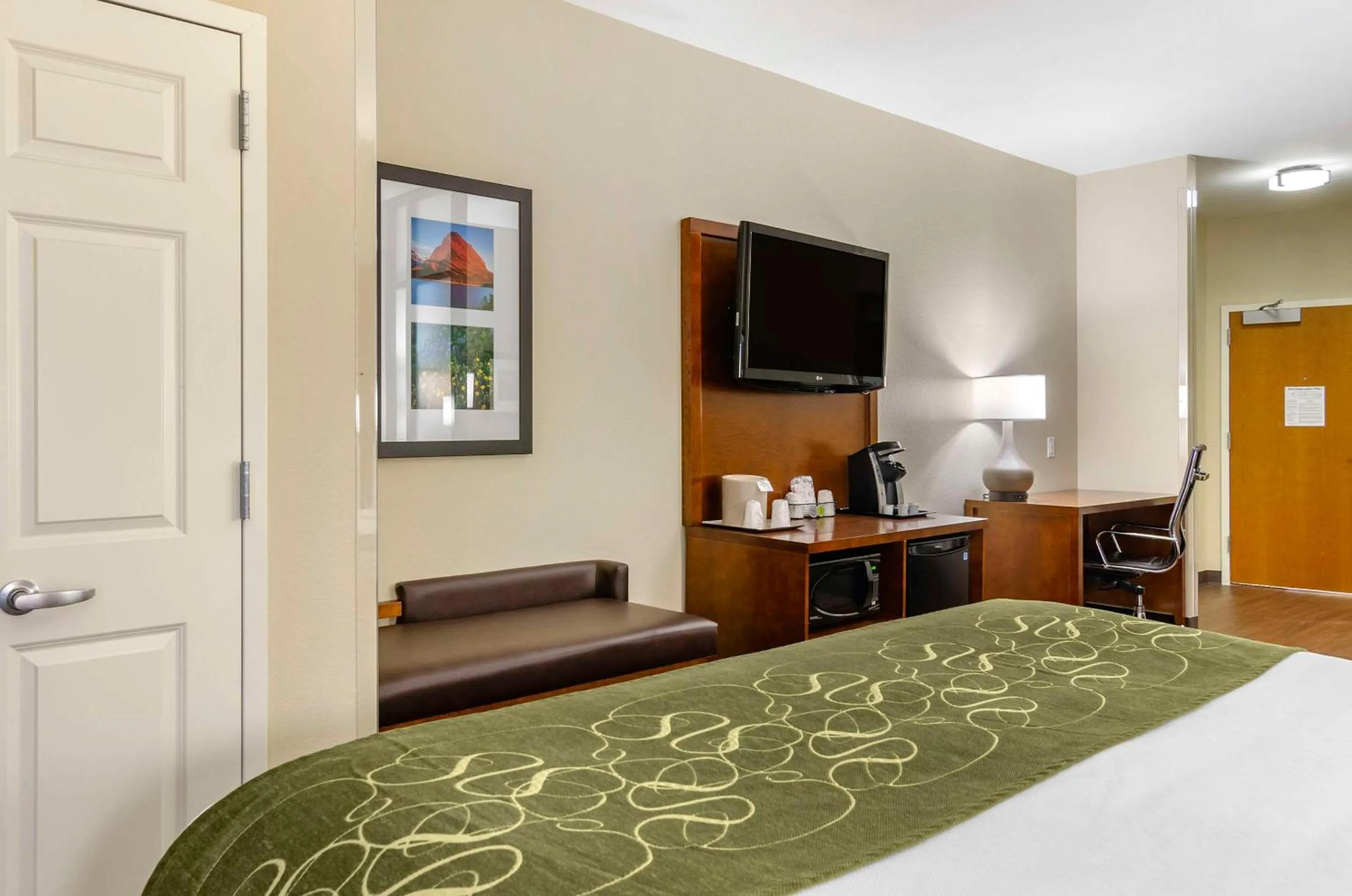 Bedroom, Bed in Comfort Suites Helena Airport