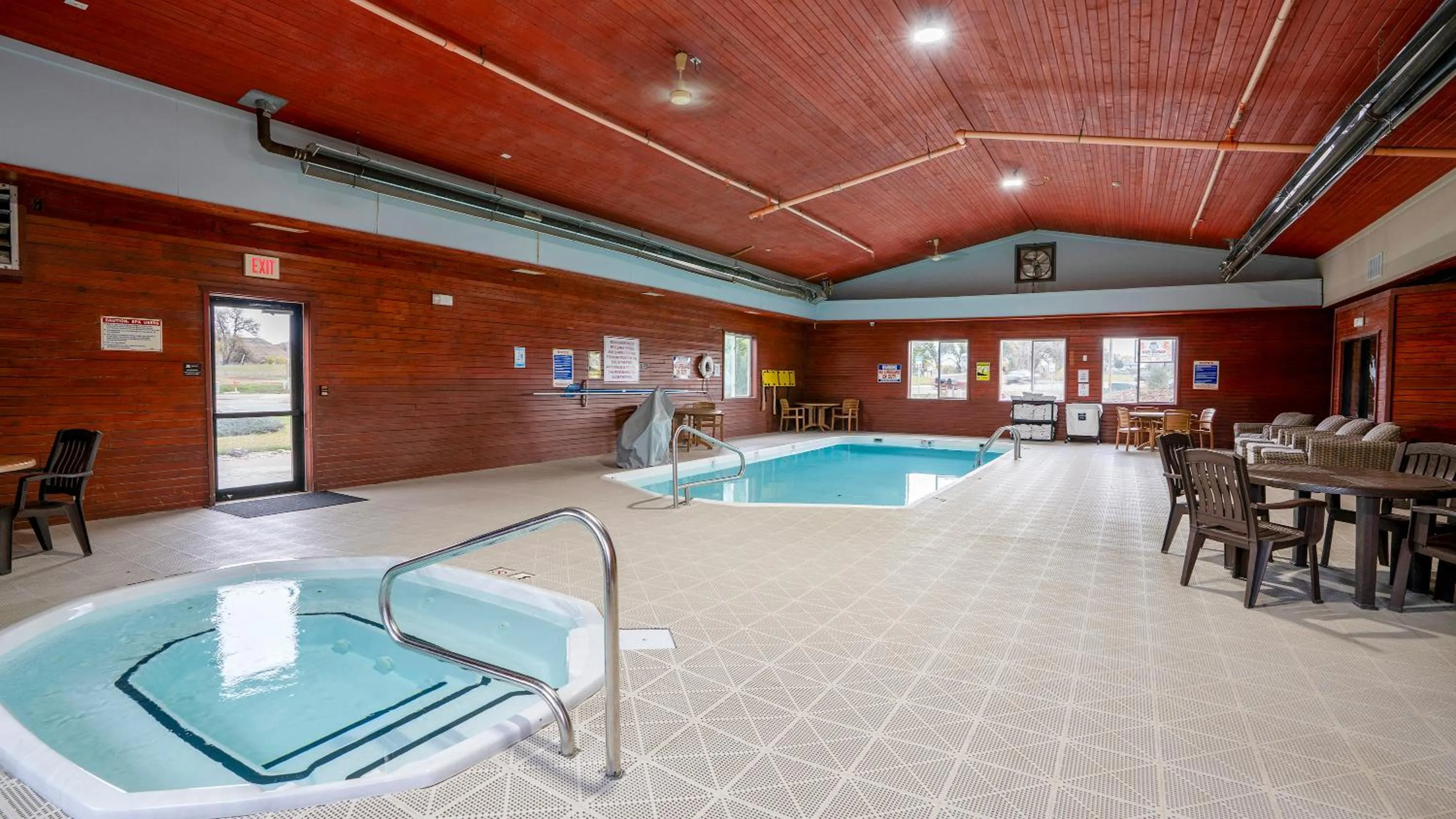 Swimming pool in Miles City Hotel