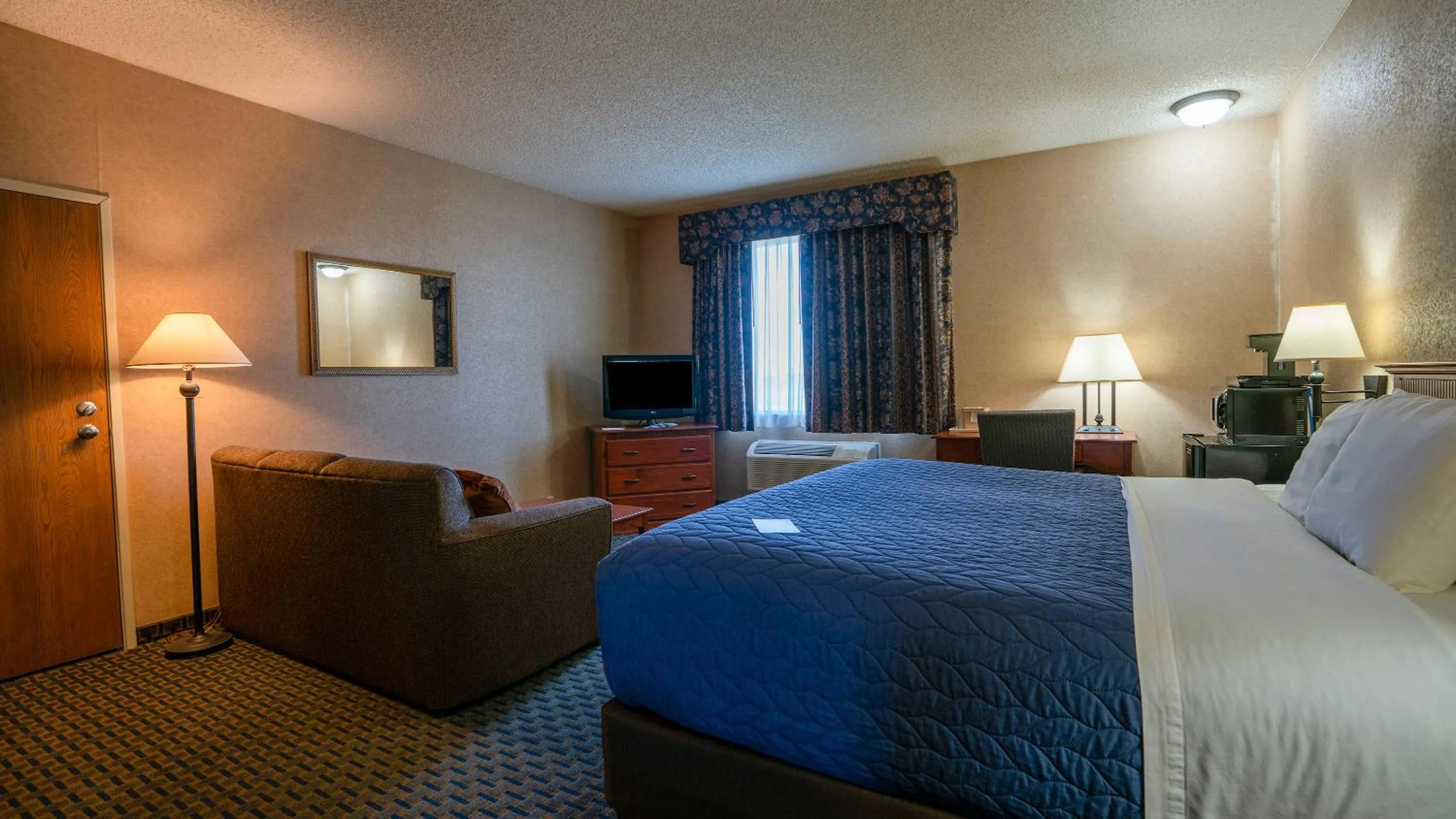 Photo of the whole room, Bed in Miles City Hotel