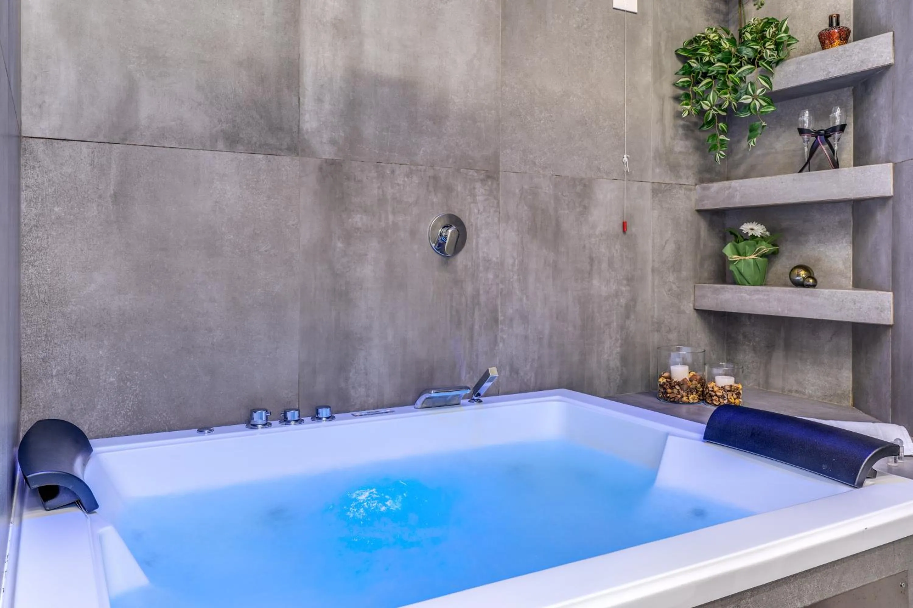 Hot Tub in Gallery Suite Naples