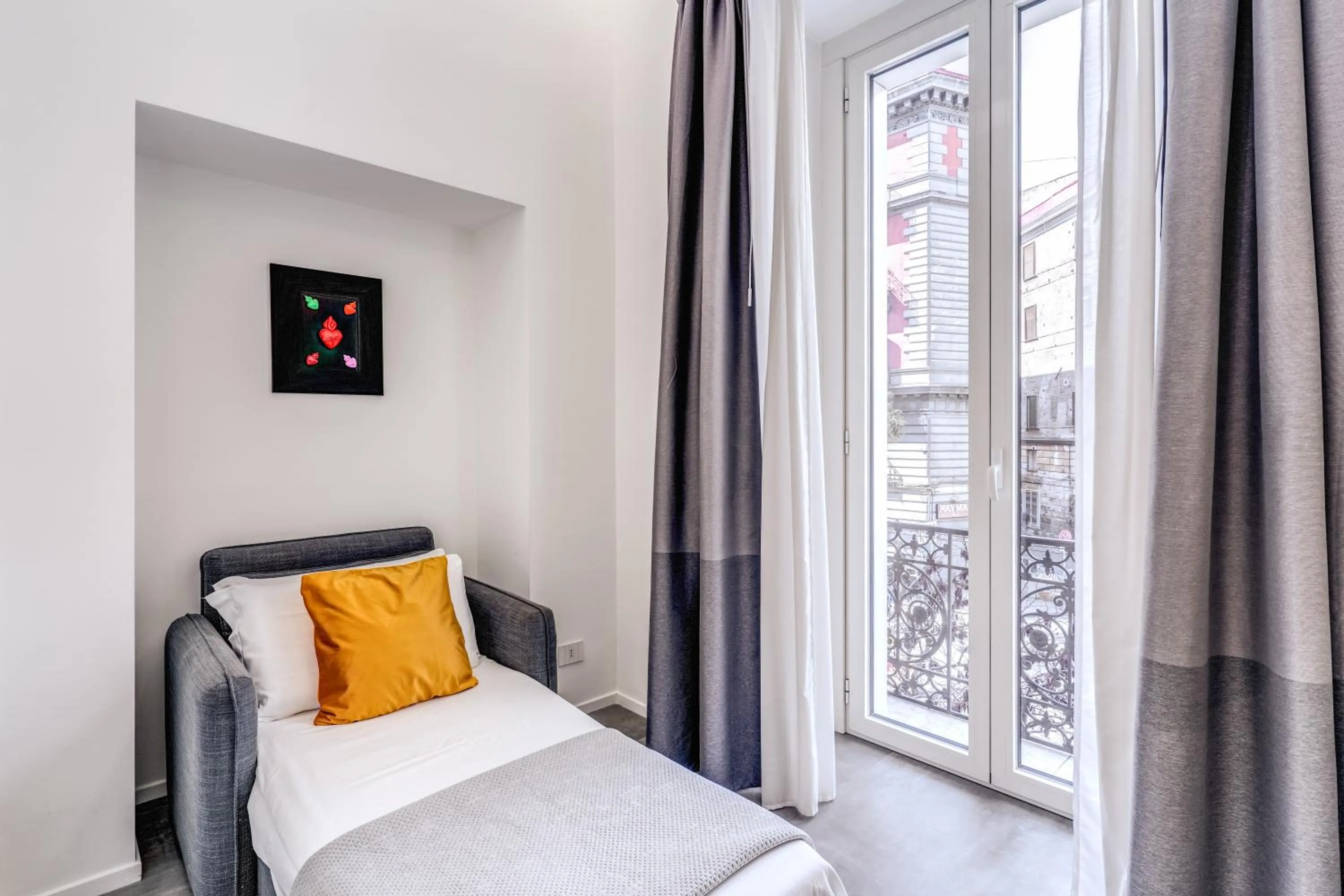 Toilet, Bed in Gallery Suite Naples