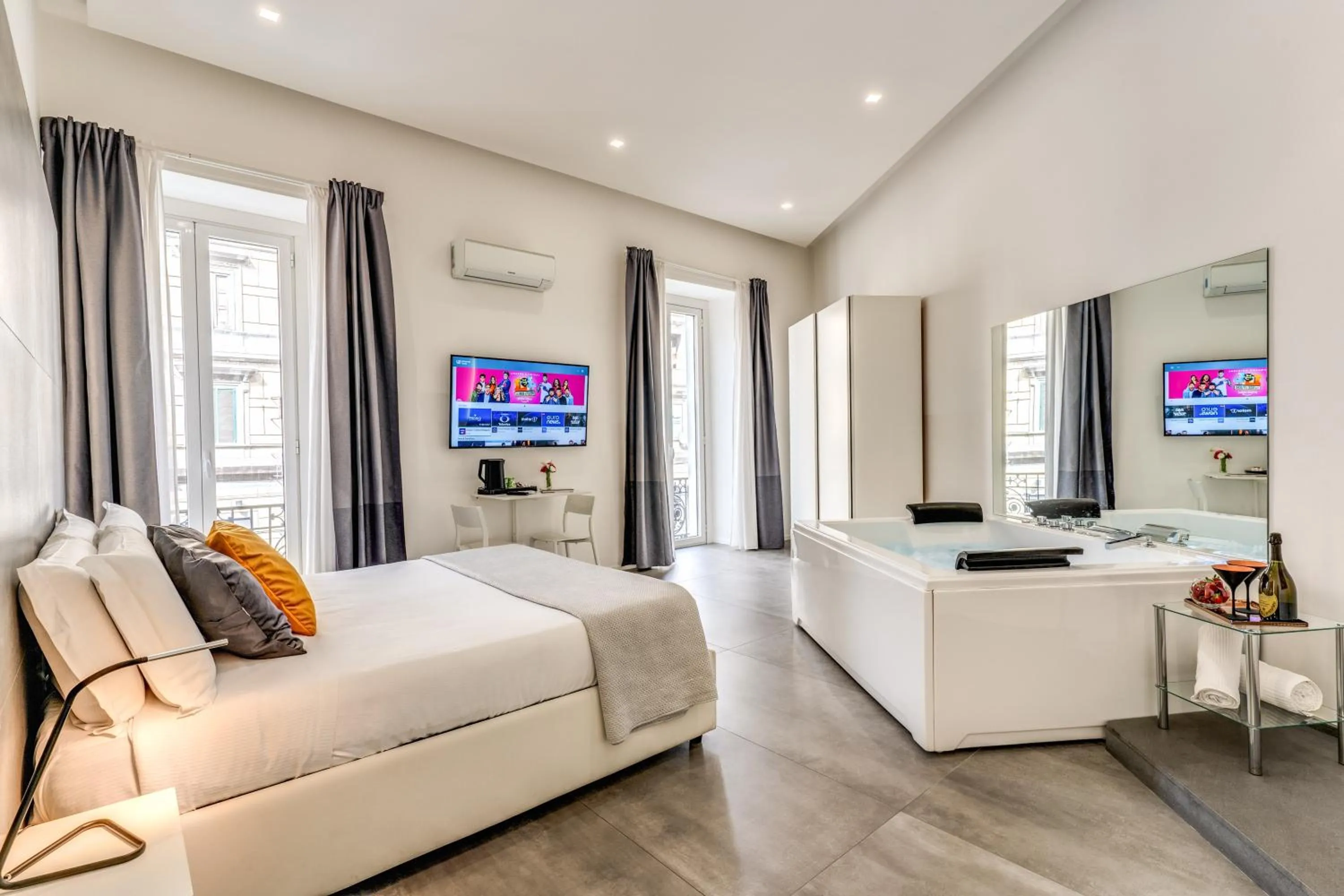 Communal lounge/ TV room, Bed in Gallery Suite Naples